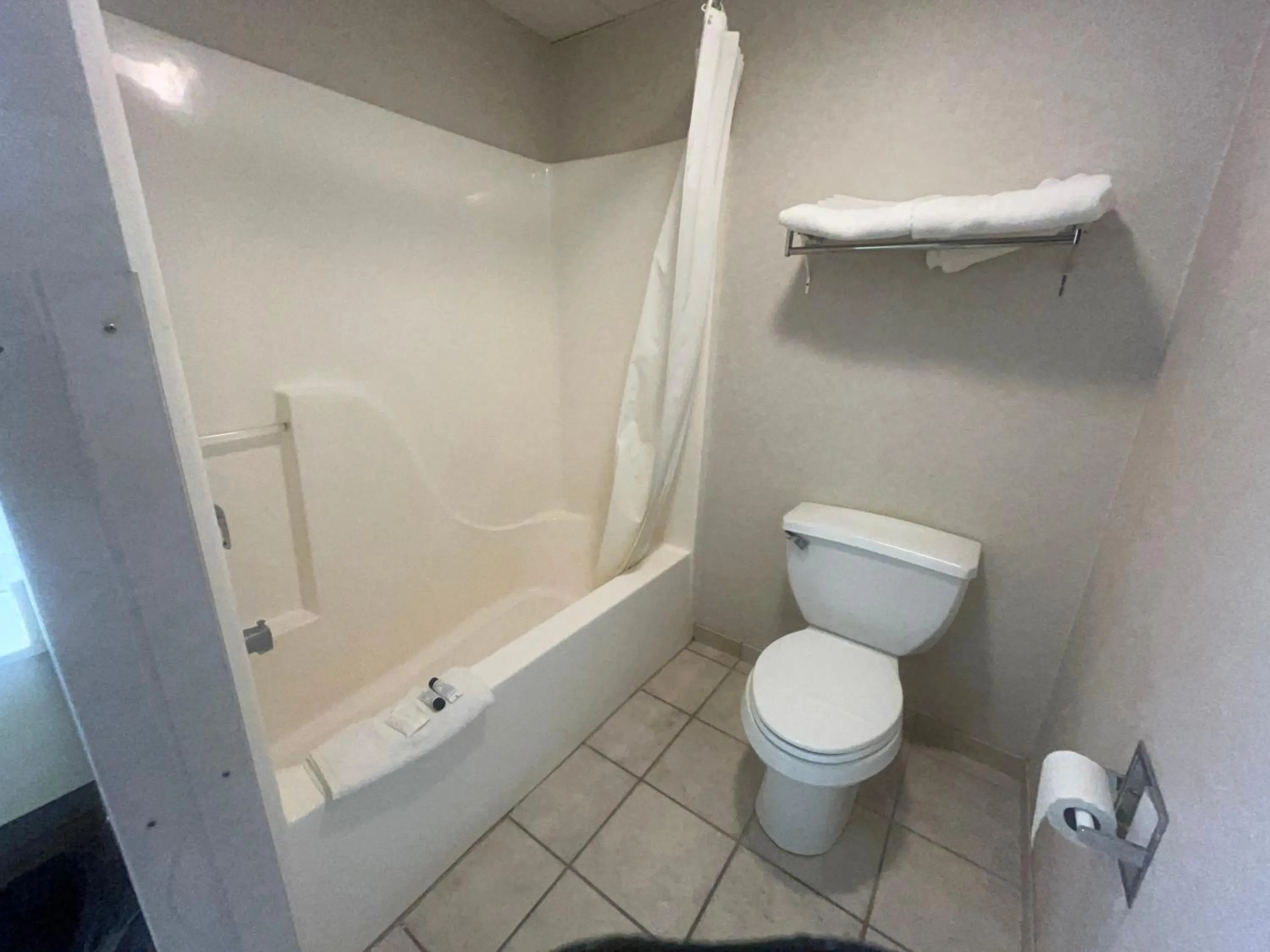 Bathroom in Osage Village Inn Near Lake Ozarks US 54