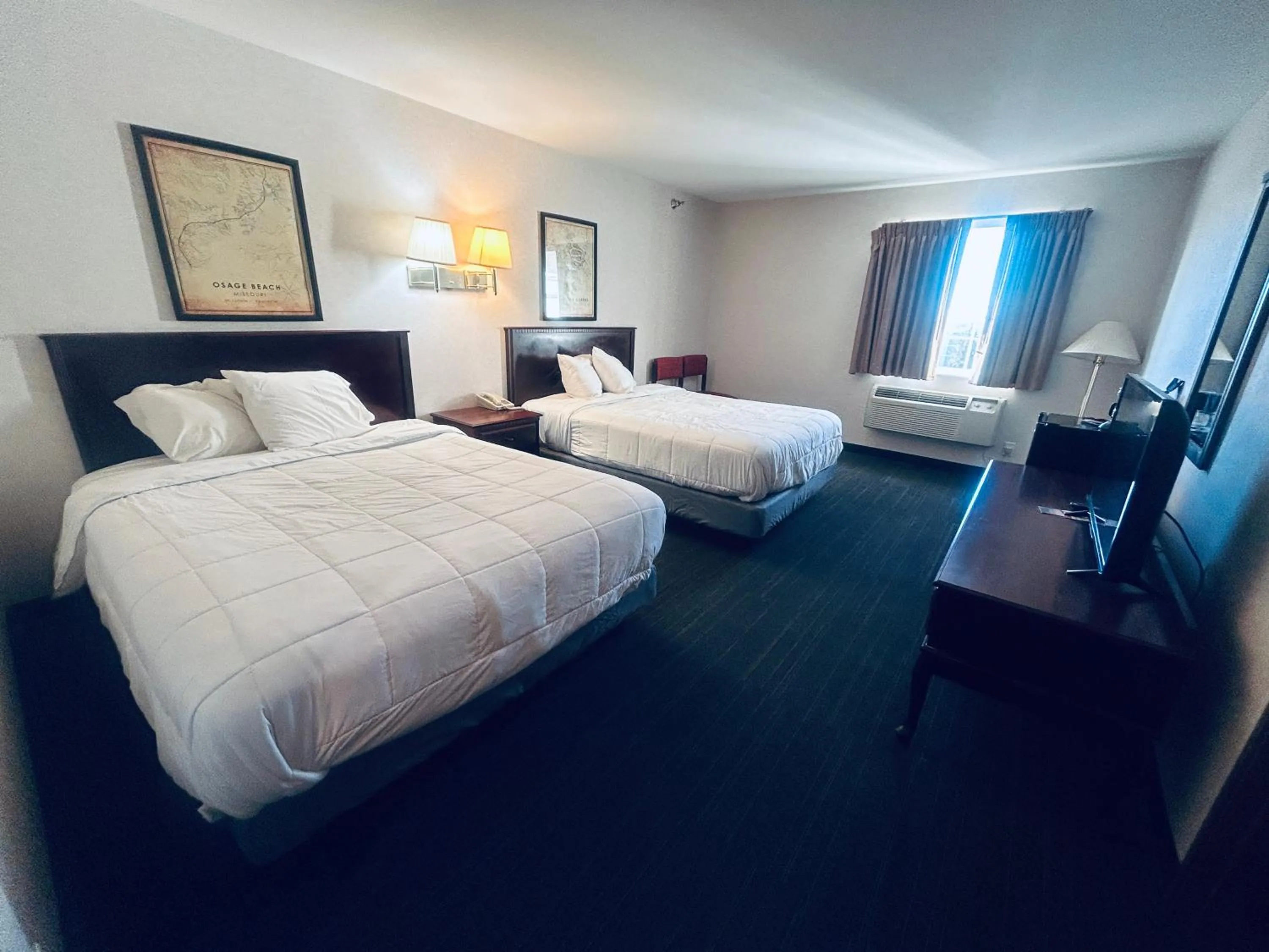 Bedroom in Osage Village Inn Near Lake Ozarks US 54