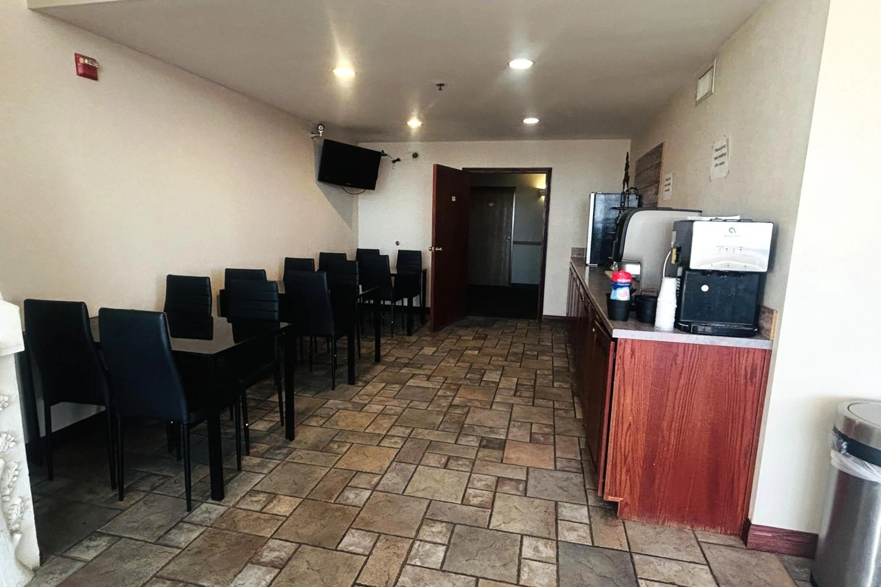 Breakfast in Osage Village Inn Near Lake Ozarks US 54