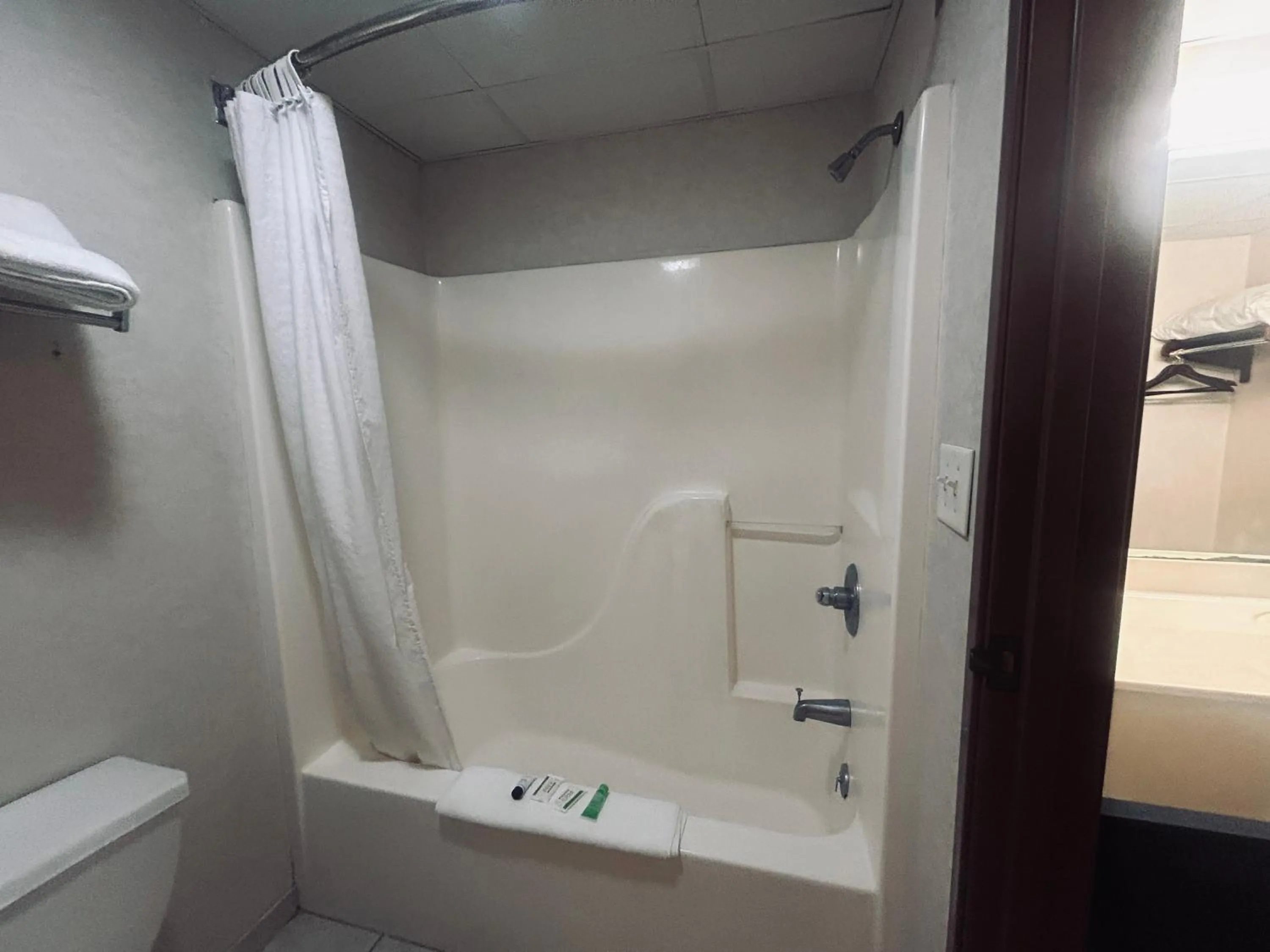 Bathroom in Osage Village Inn Near Lake Ozarks US 54