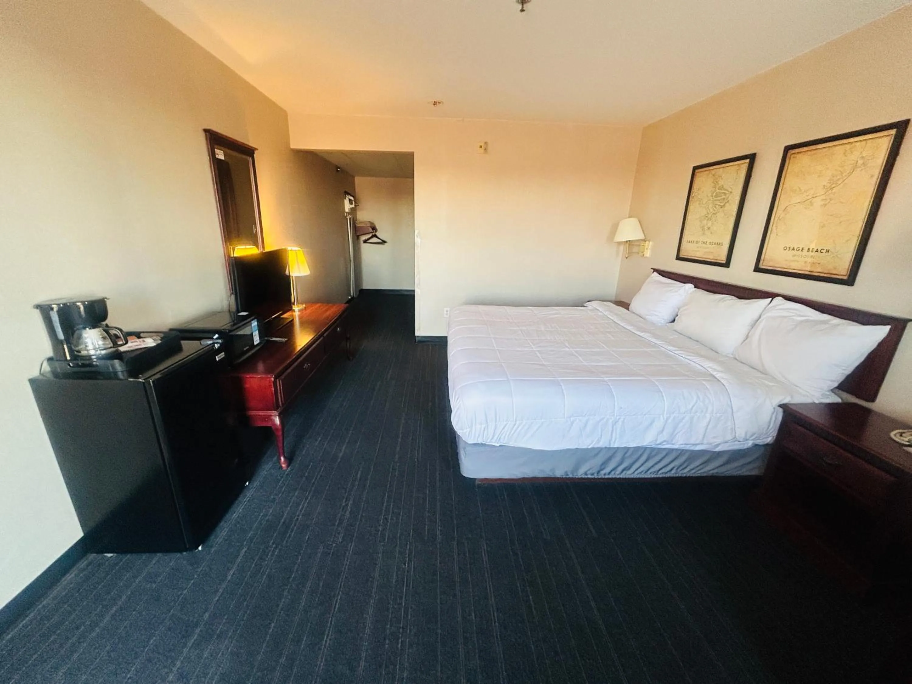 Bedroom in Osage Village Inn Near Lake Ozarks US 54