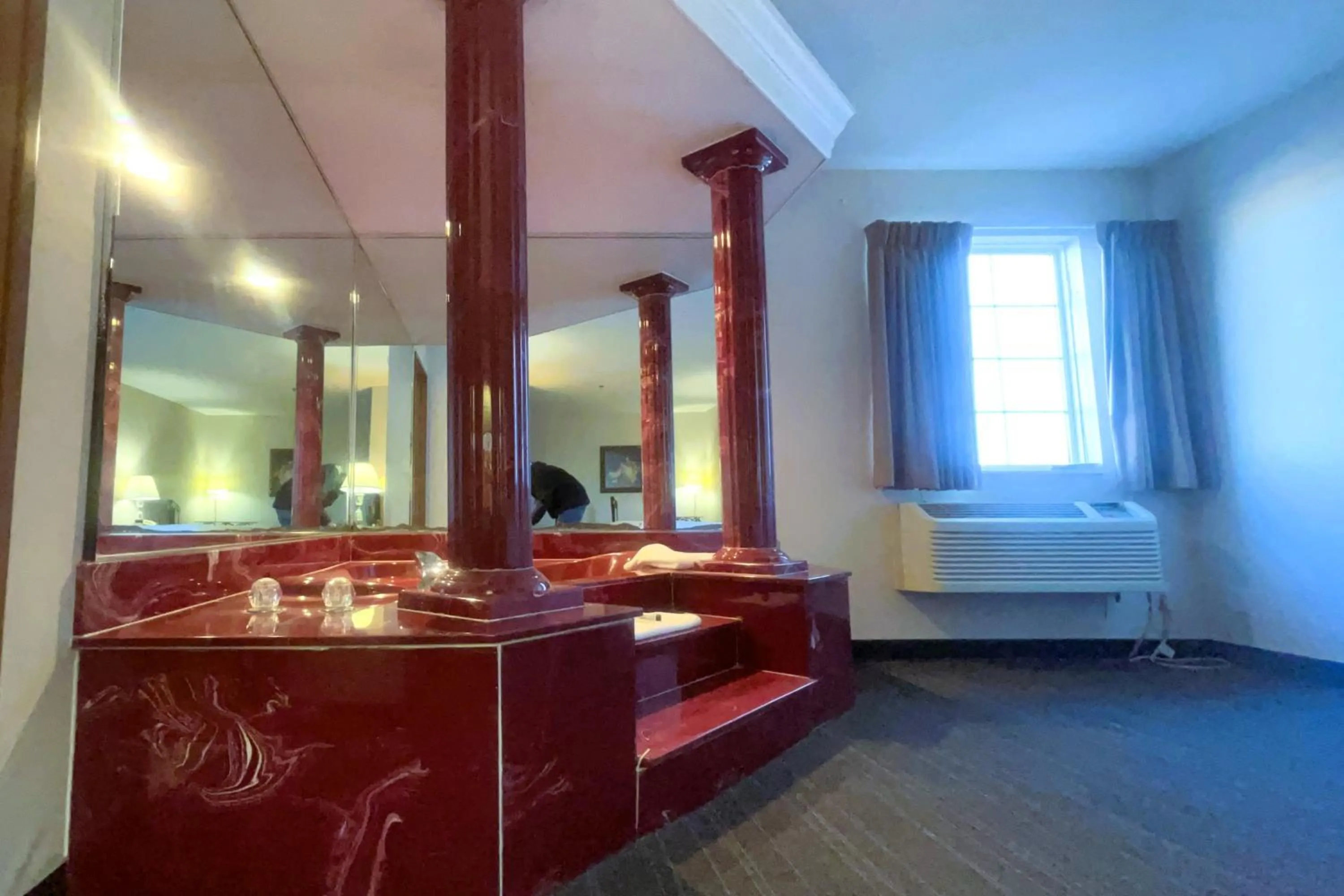 Hot Tub, Bed in Osage Village Inn Near Lake Ozarks US 54