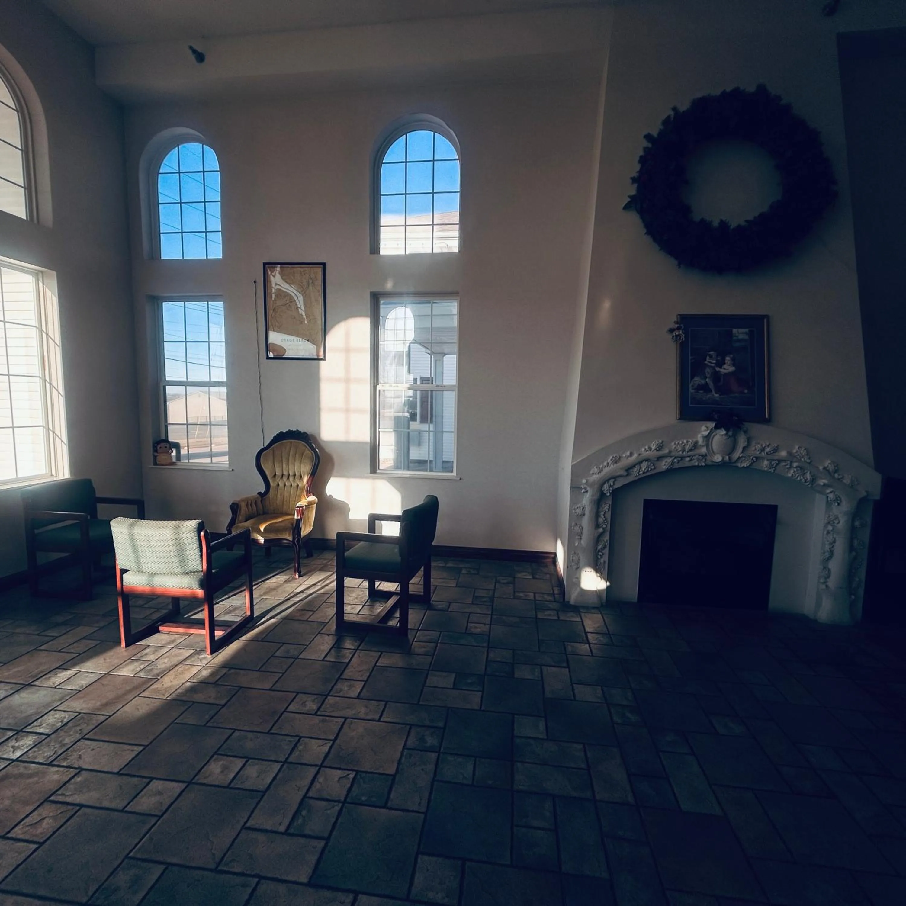 Seating area in Osage Village Inn Near Lake Ozarks US 54