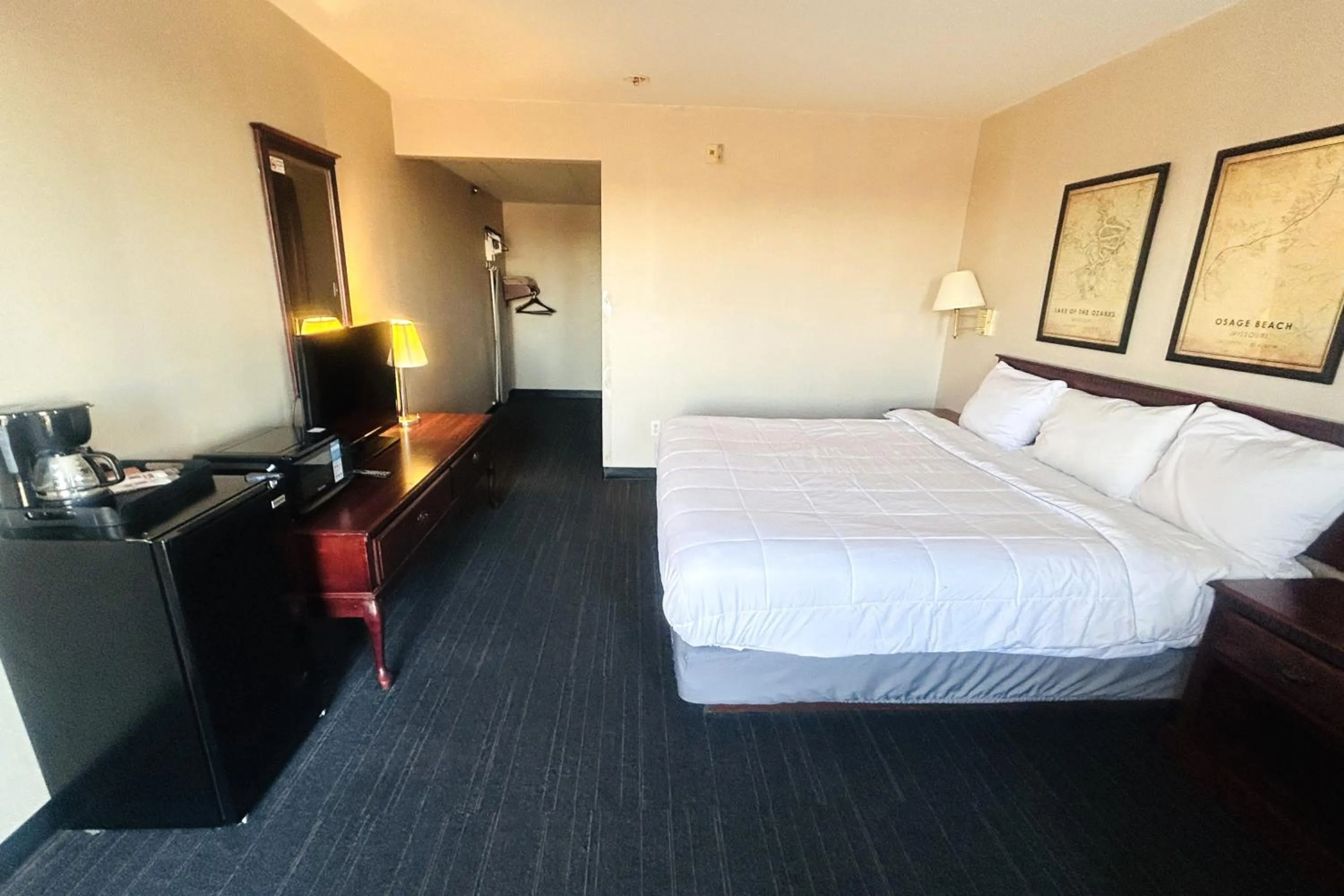 Bedroom, Bed in Osage Village Inn Near Lake Ozarks US 54