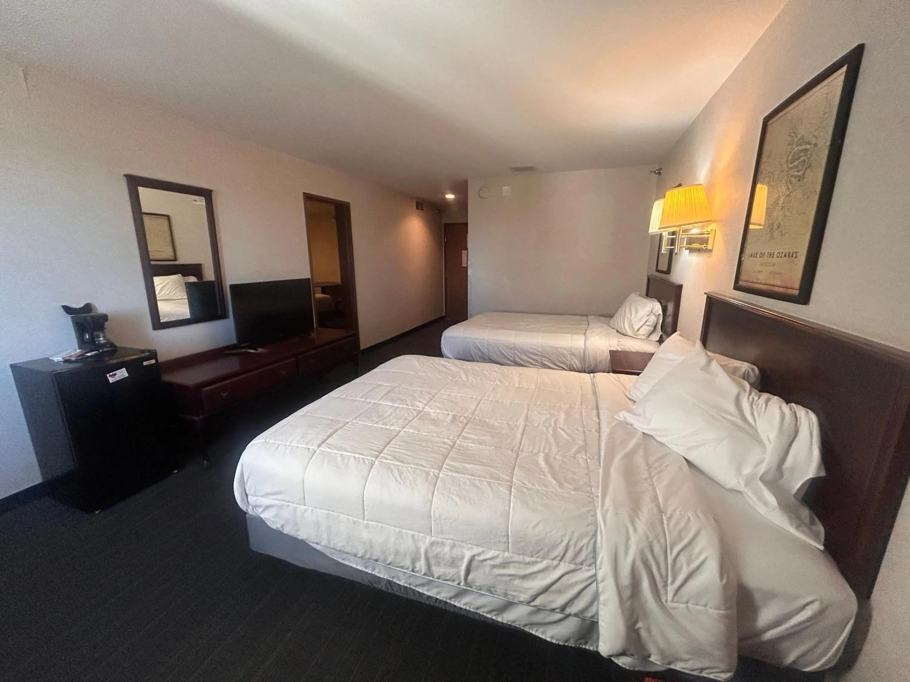 Bedroom in Osage Village Inn Near Lake Ozarks US 54