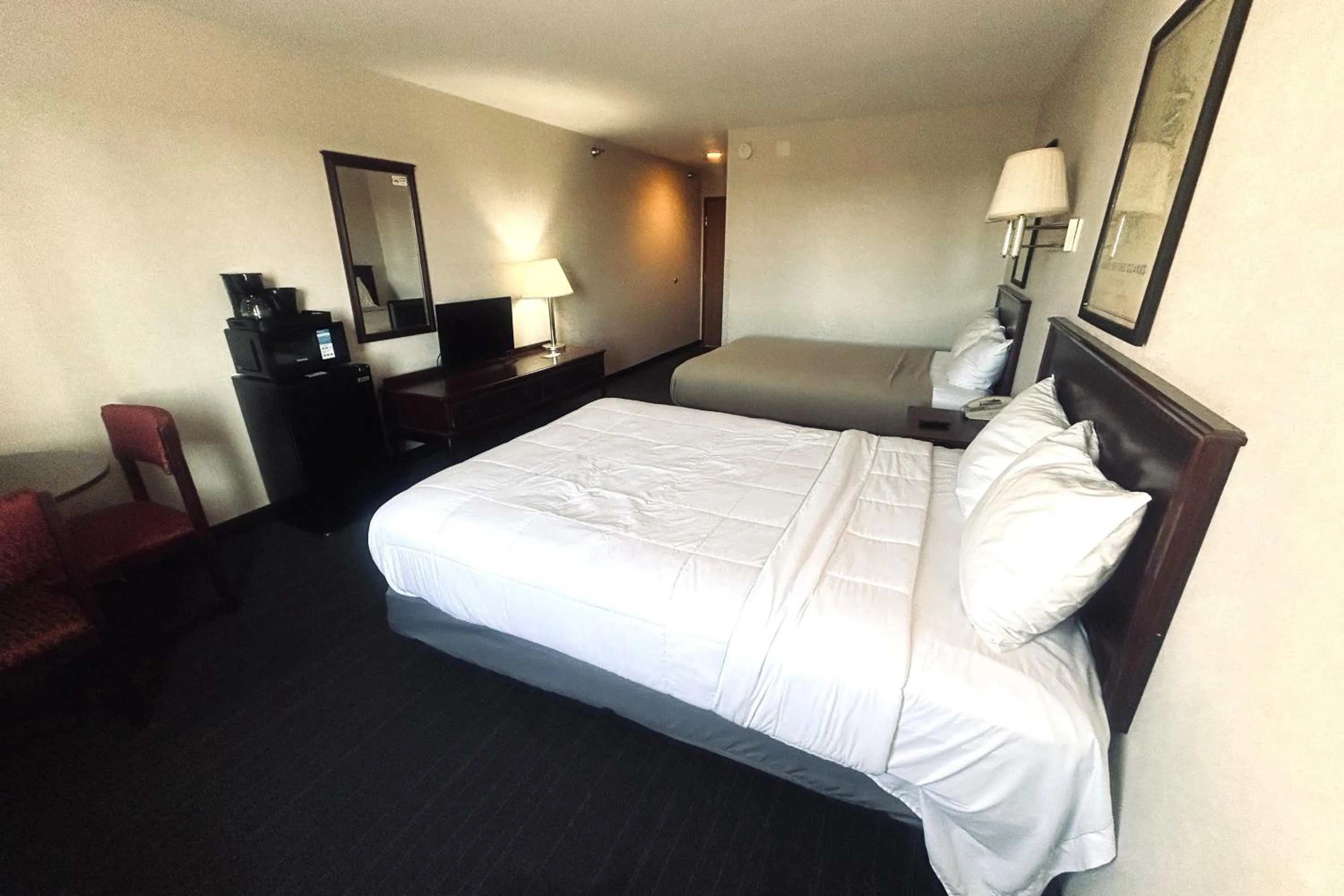 Bedroom, Bed in Osage Village Inn Near Lake Ozarks US 54