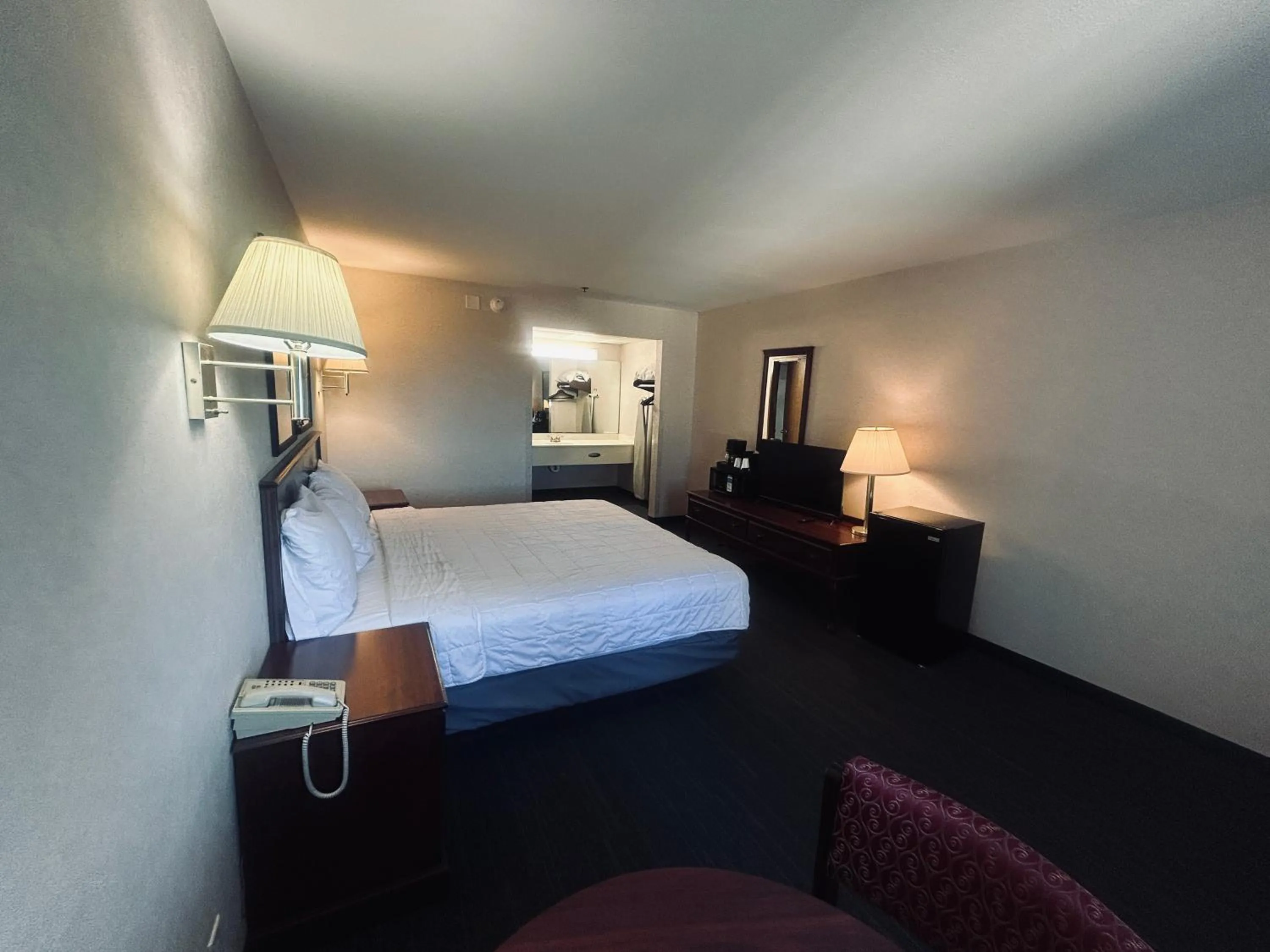 Bedroom in Osage Village Inn Near Lake Ozarks US 54