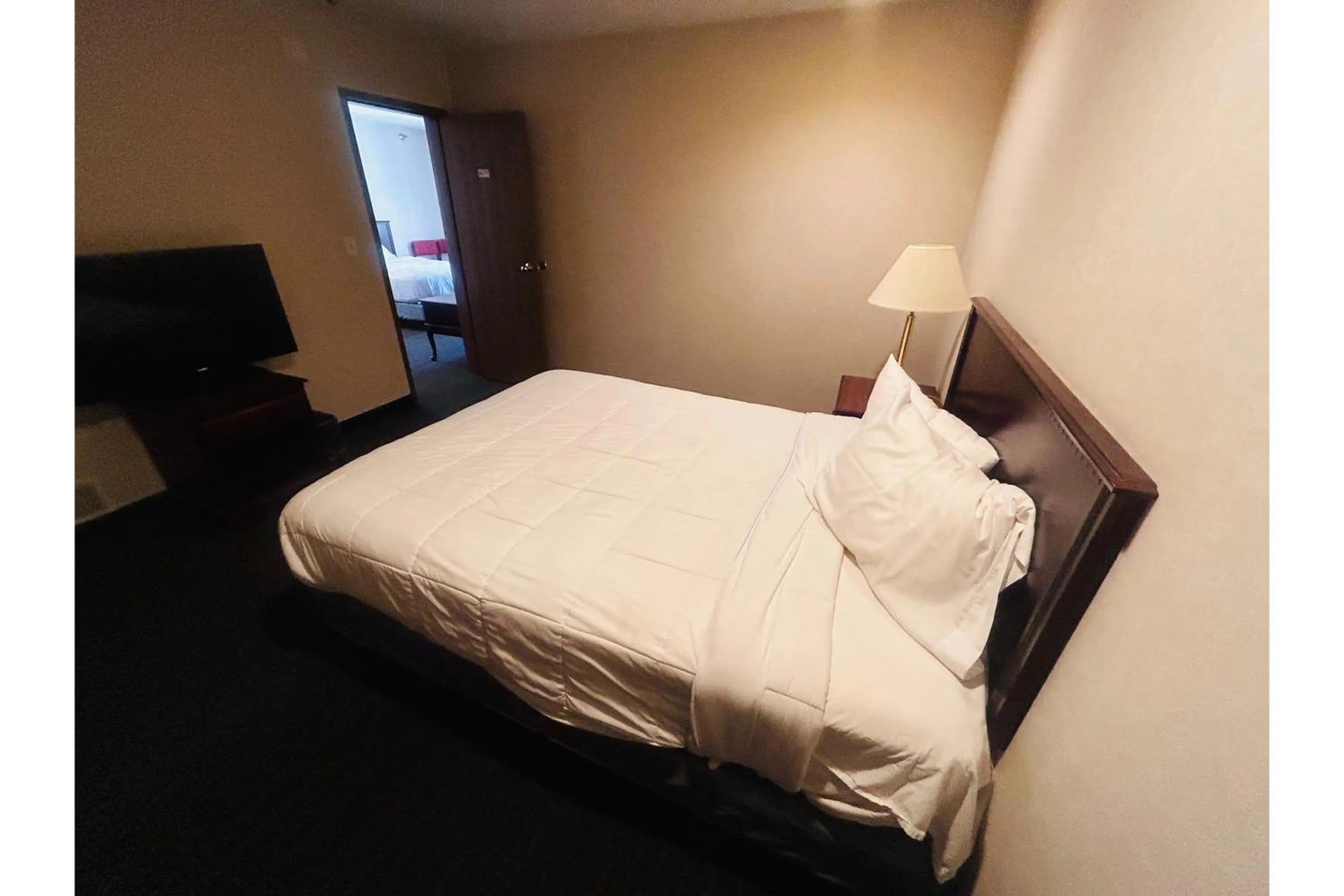 Bedroom, Bed in Osage Village Inn Near Lake Ozarks US 54