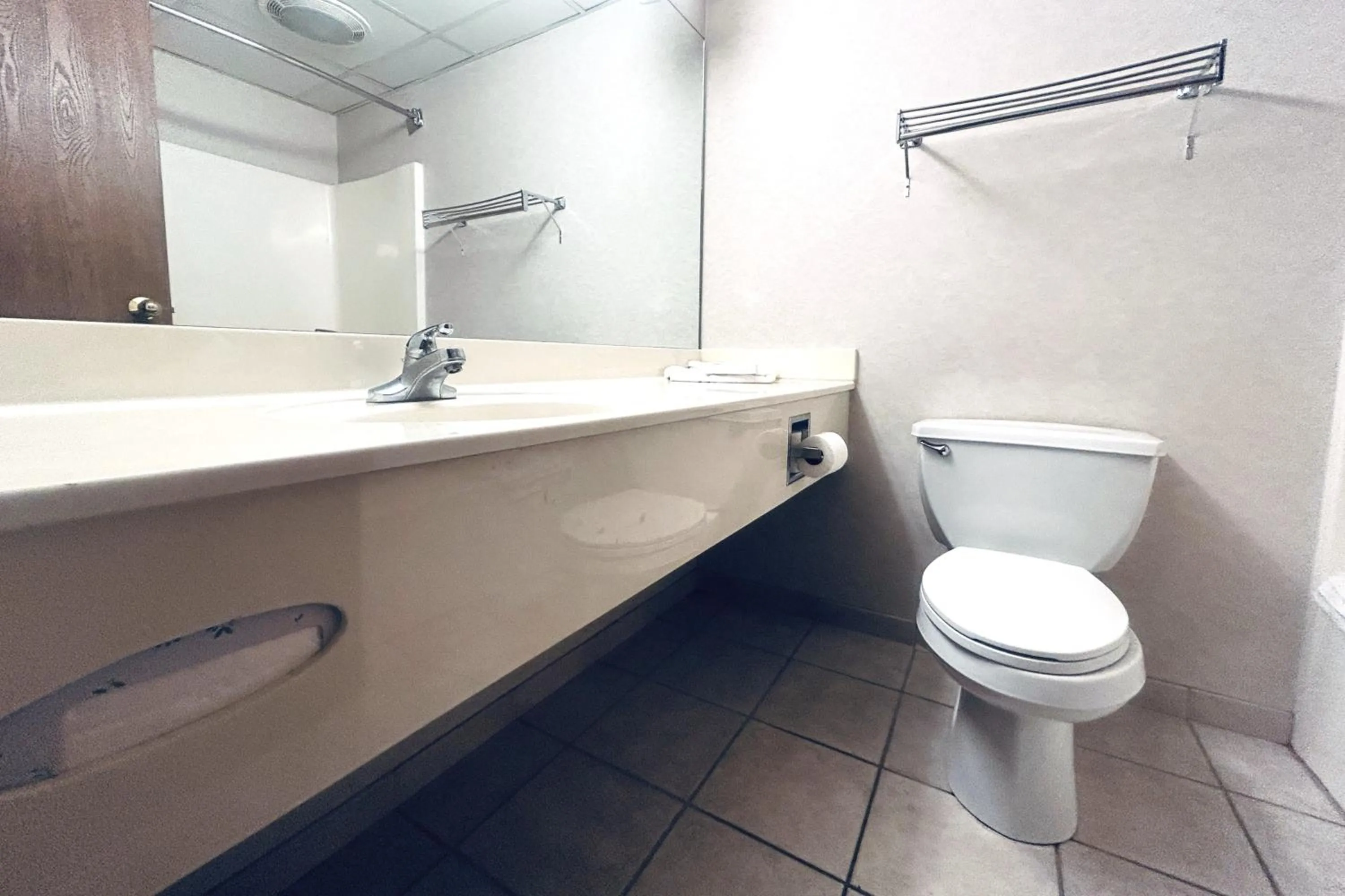 Bathroom in Osage Village Inn Near Lake Ozarks US 54