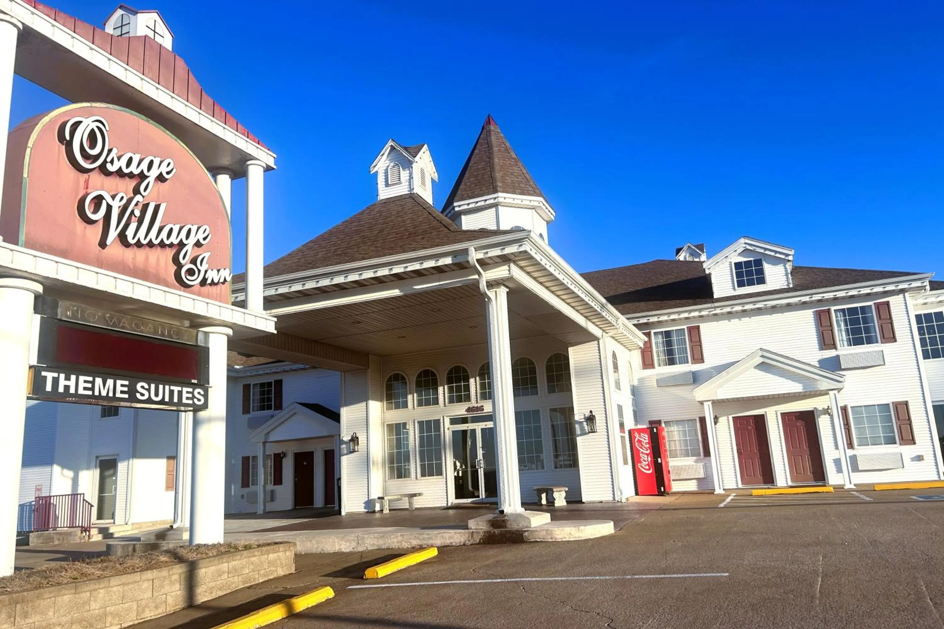 Facade/entrance in Osage Village Inn Near Lake Ozarks US 54