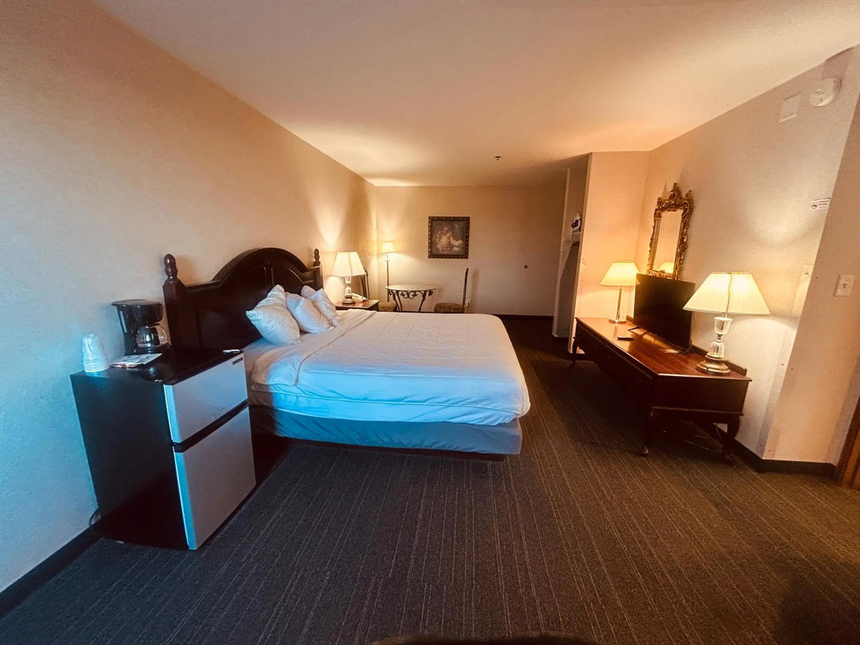 Bedroom in Osage Village Inn Near Lake Ozarks US 54