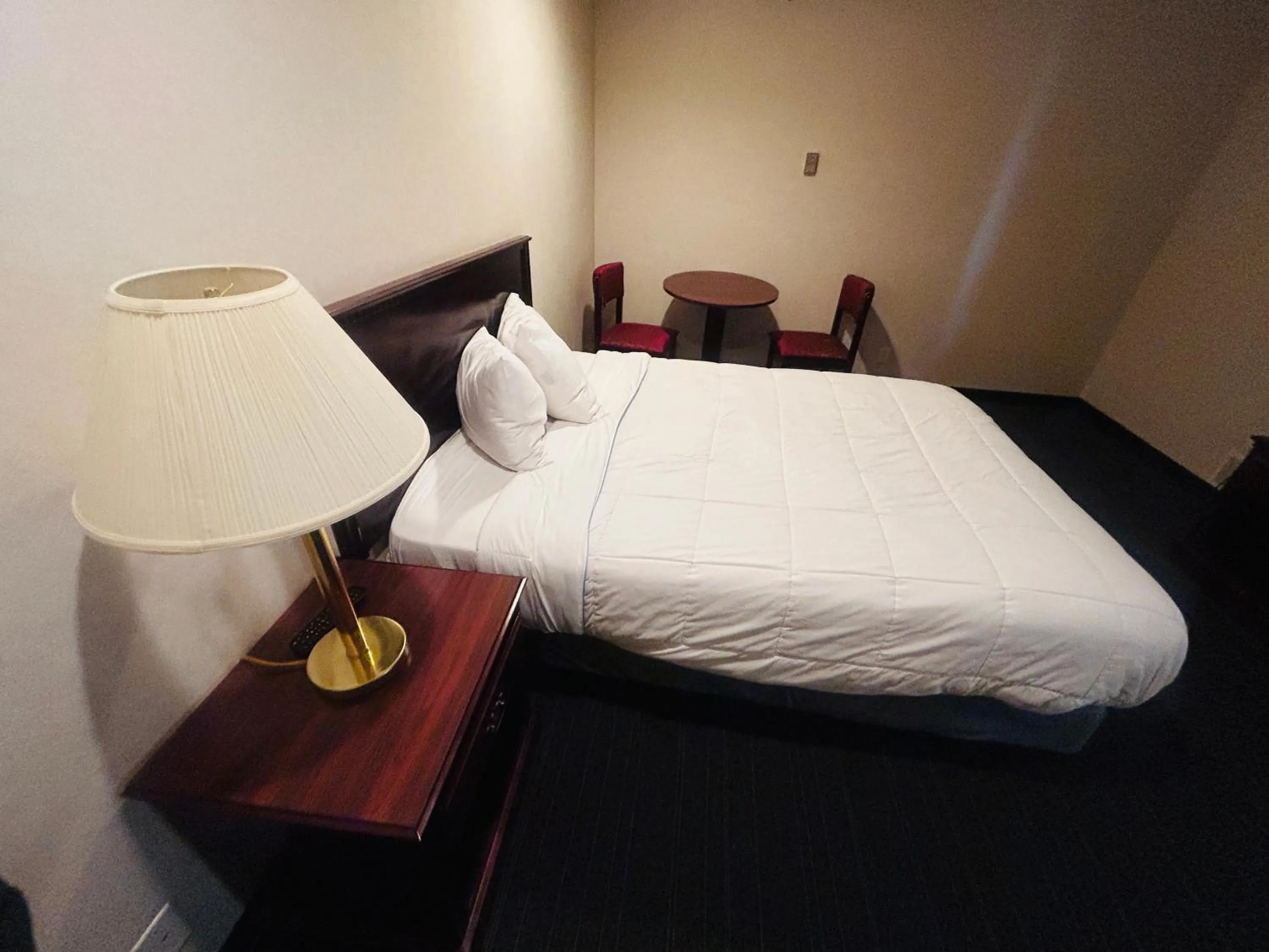 Bedroom in Osage Village Inn Near Lake Ozarks US 54