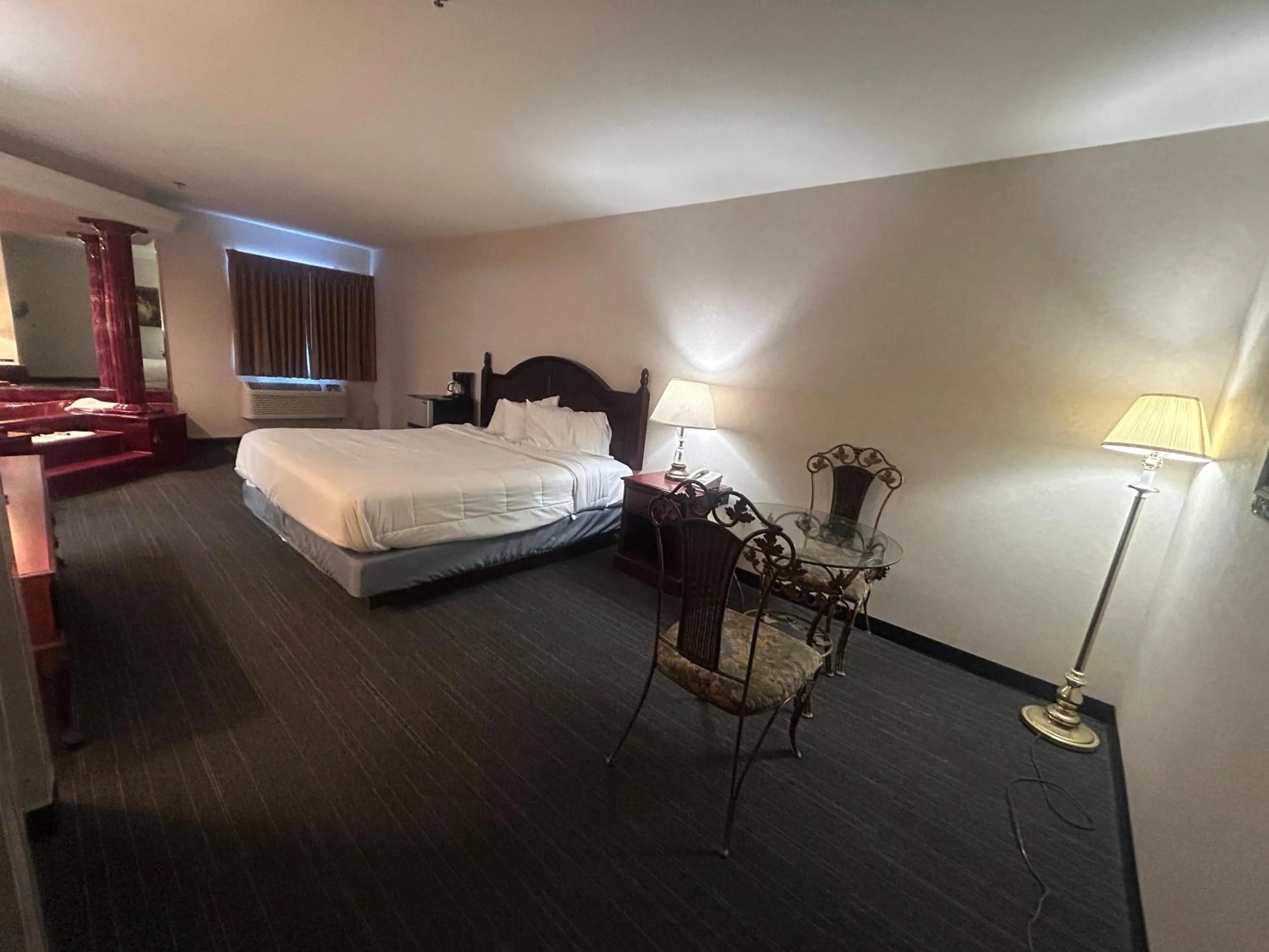 Bedroom in Osage Village Inn Near Lake Ozarks US 54