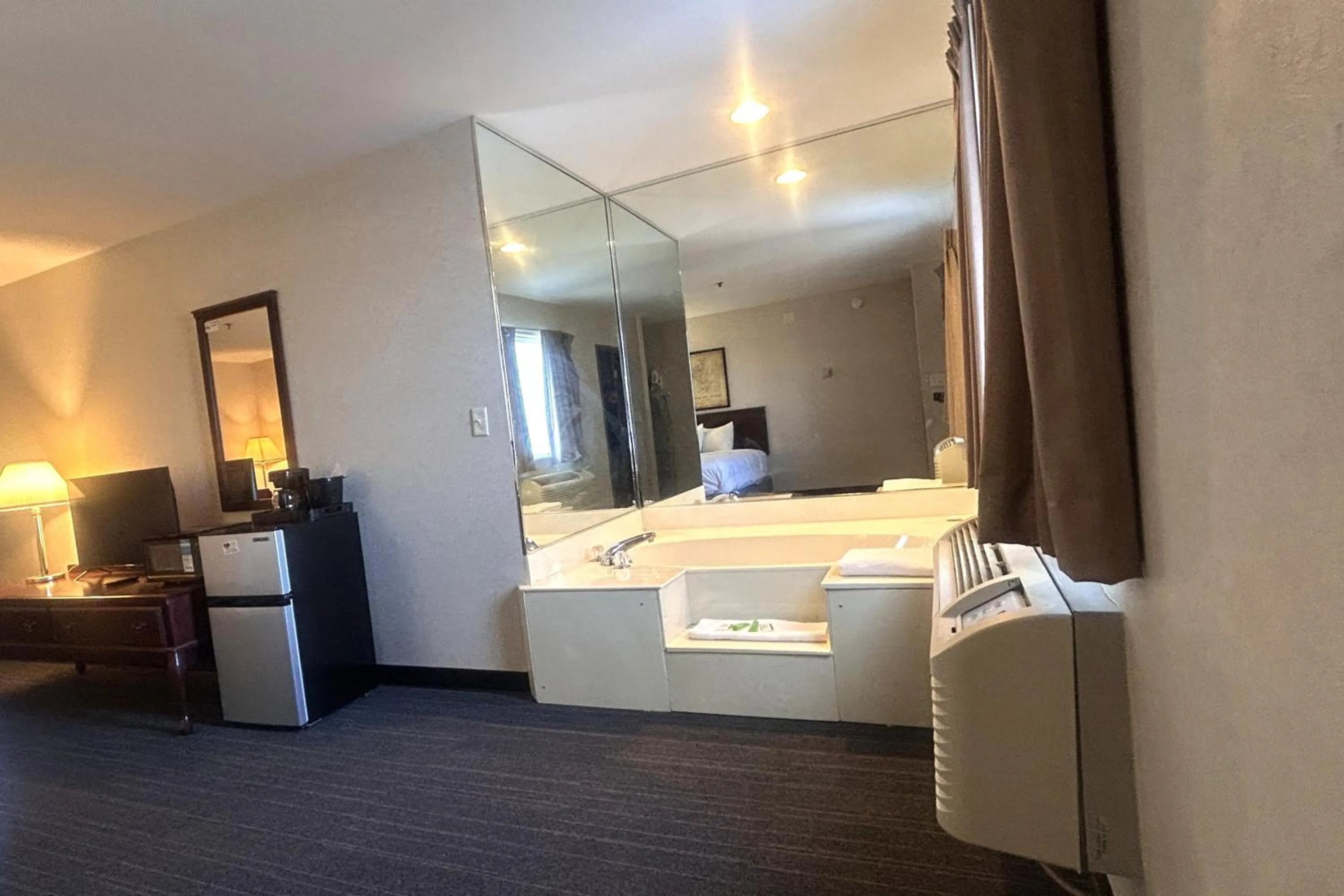 Hot Tub, Bed in Osage Village Inn Near Lake Ozarks US 54