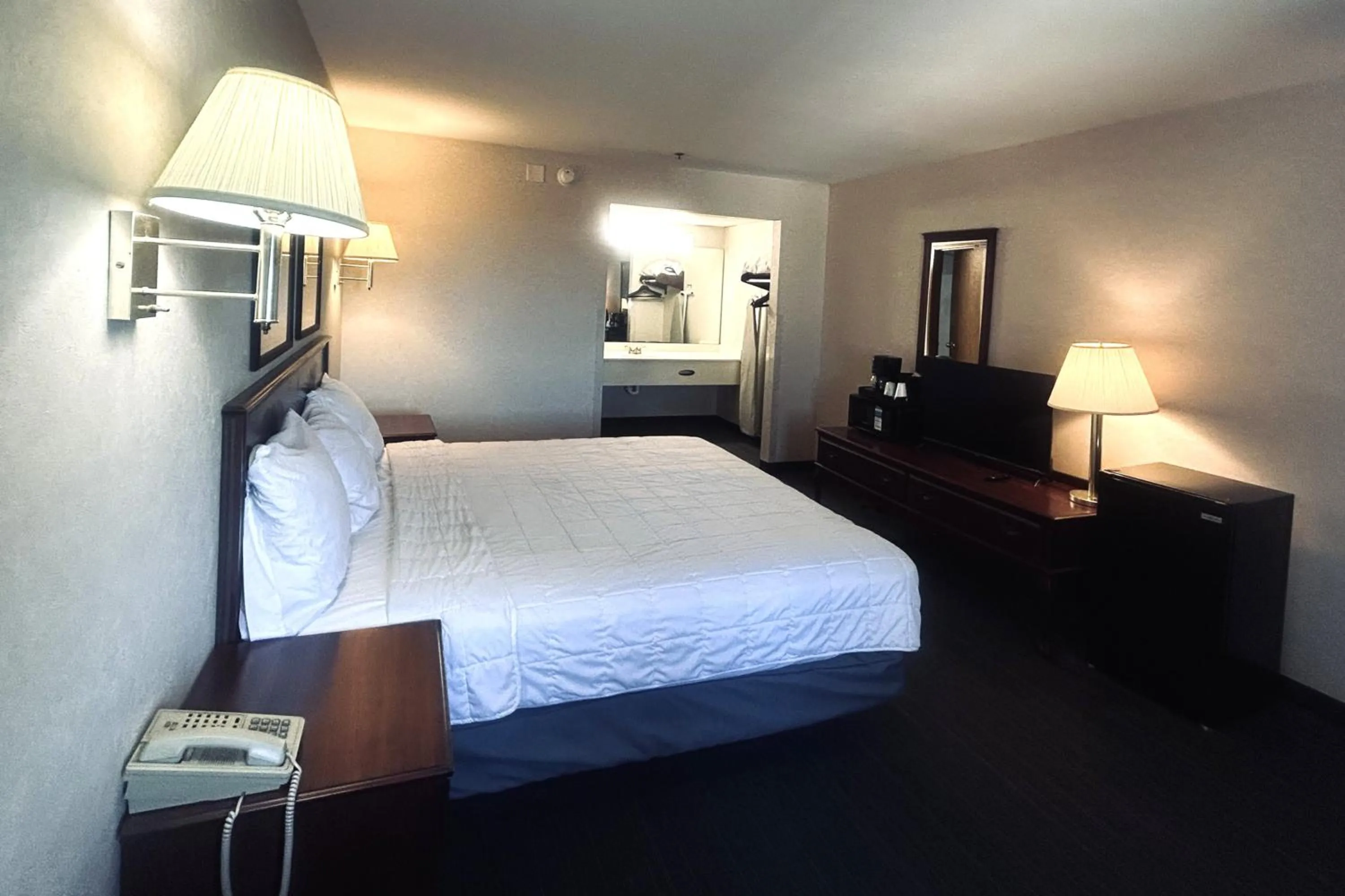 Bedroom, Bed in Osage Village Inn Near Lake Ozarks US 54