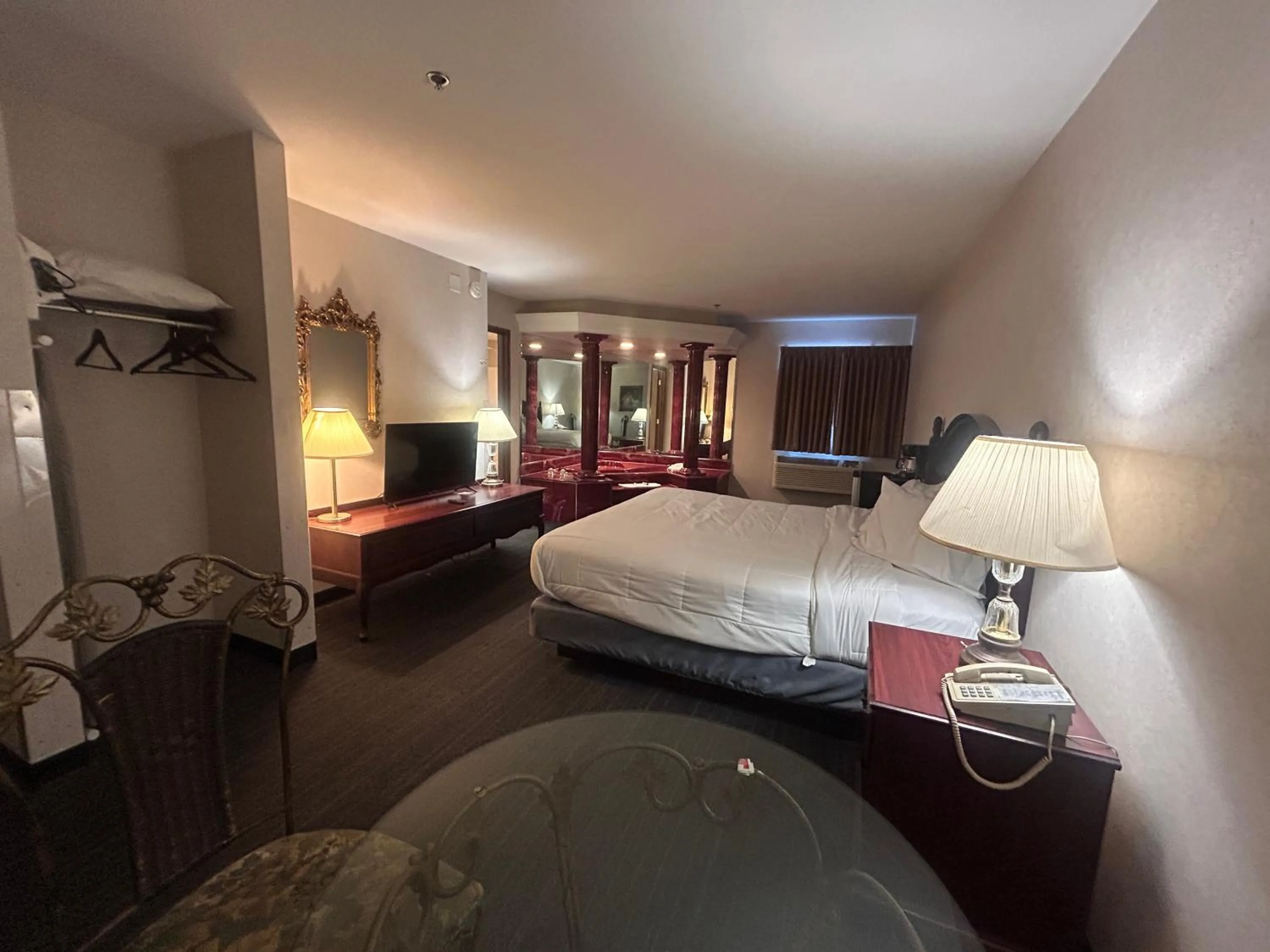 Bedroom in Osage Village Inn Near Lake Ozarks US 54