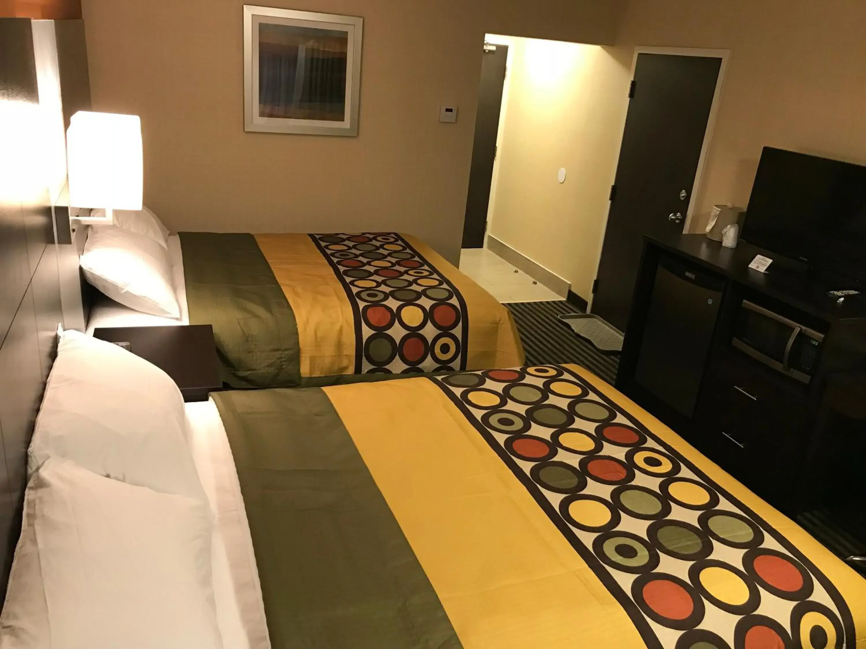 Queen Room with Two Queen Beds in Bay Hill Inns & Suites Queen Room with Two Queen Beds in Bay Hill Inns & Suites