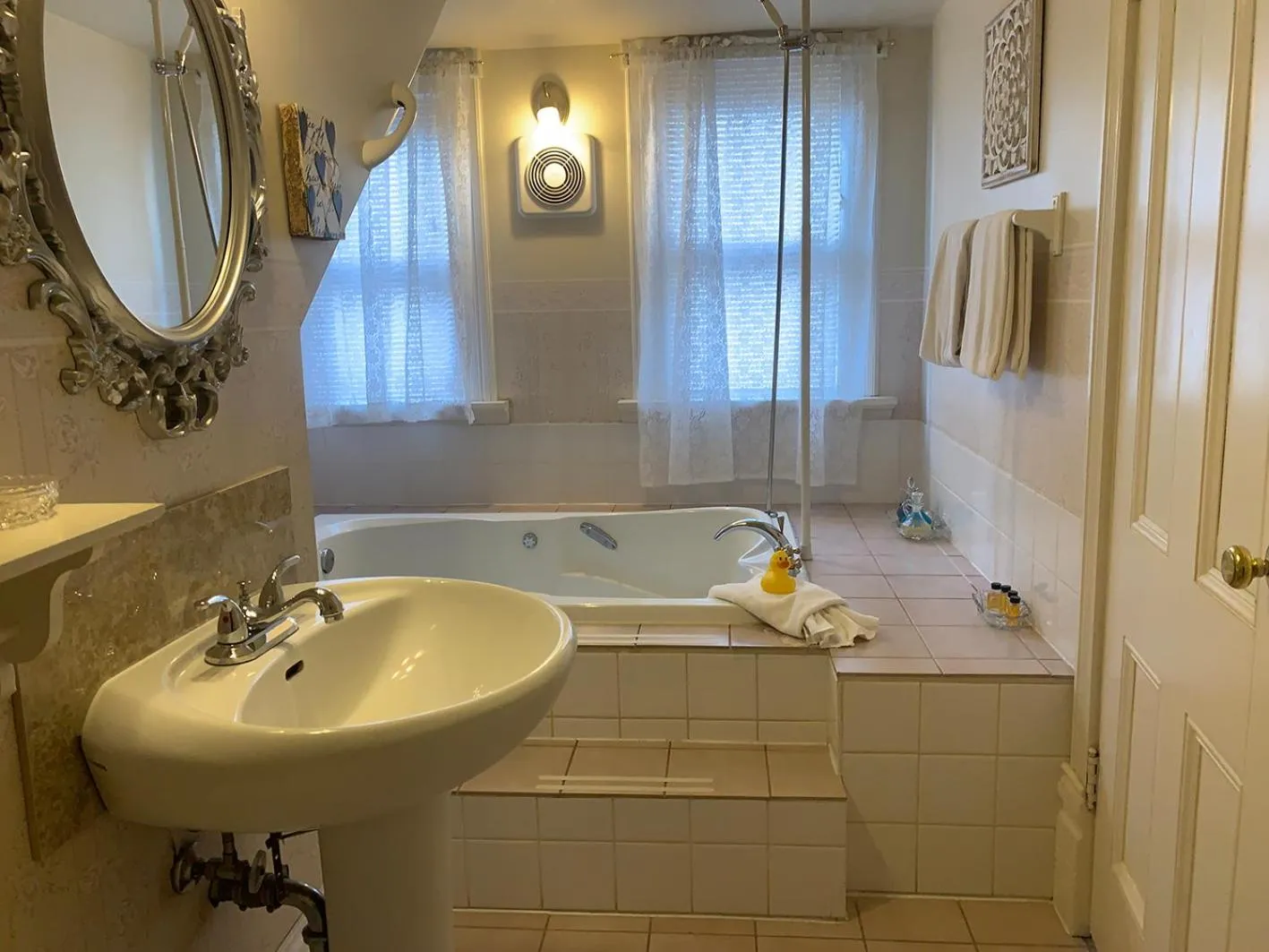 Bathroom in Haterleigh Heritage Inn