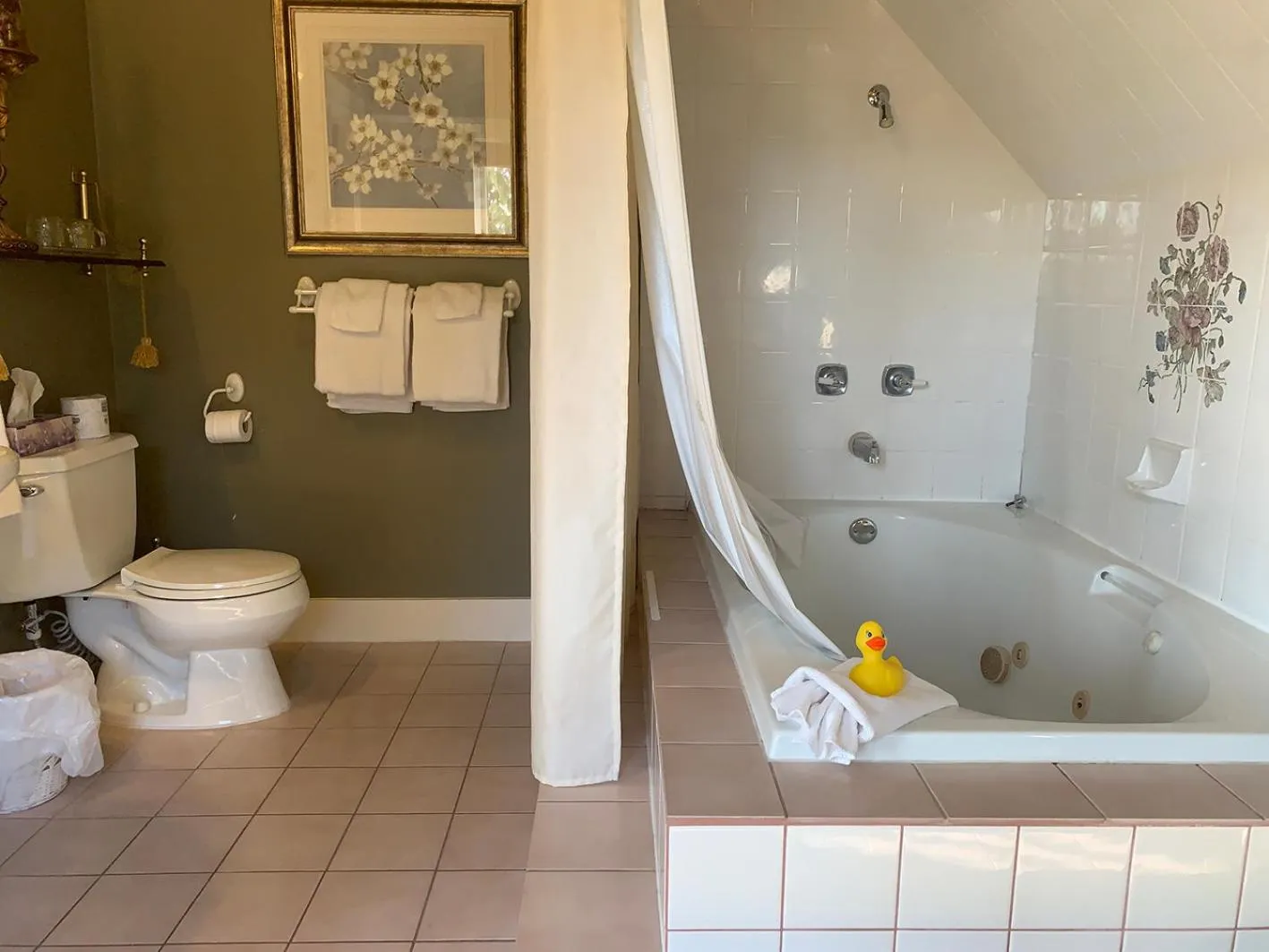 Shower in Haterleigh Heritage Inn