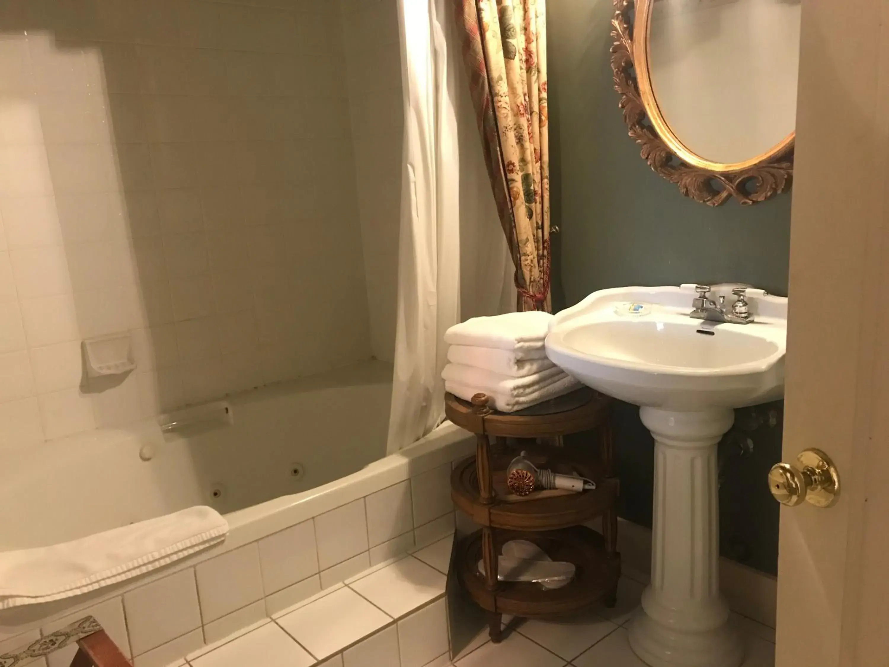 Queen Room with Spa Bath - single occupancy in Haterleigh Heritage Inn Queen Room with Spa Bath - single occupancy in Haterleigh Heritage Inn