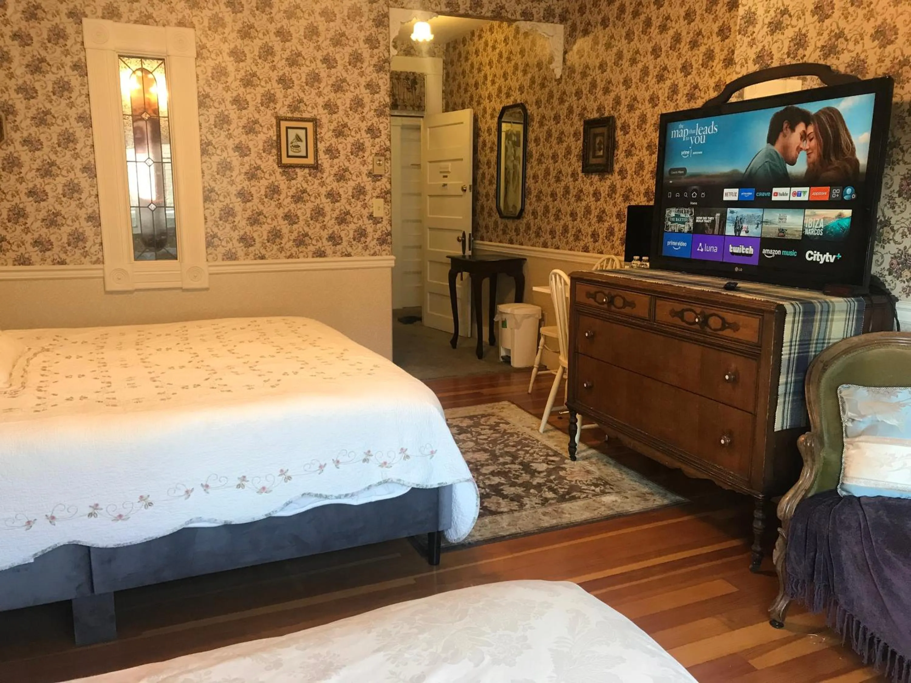 TV and multimedia, Bed in Haterleigh Heritage Inn