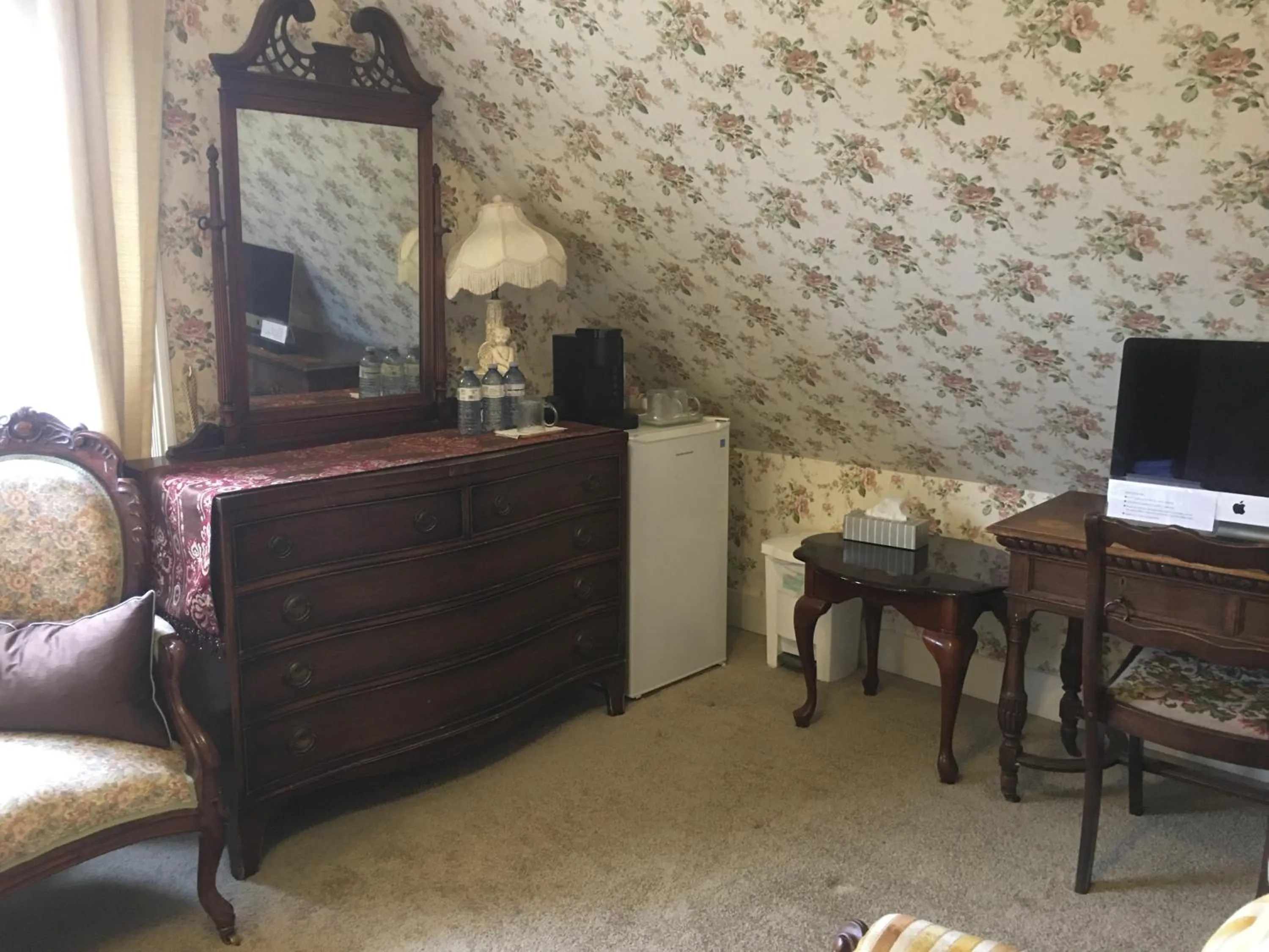 Communal lounge/ TV room in Haterleigh Heritage Inn