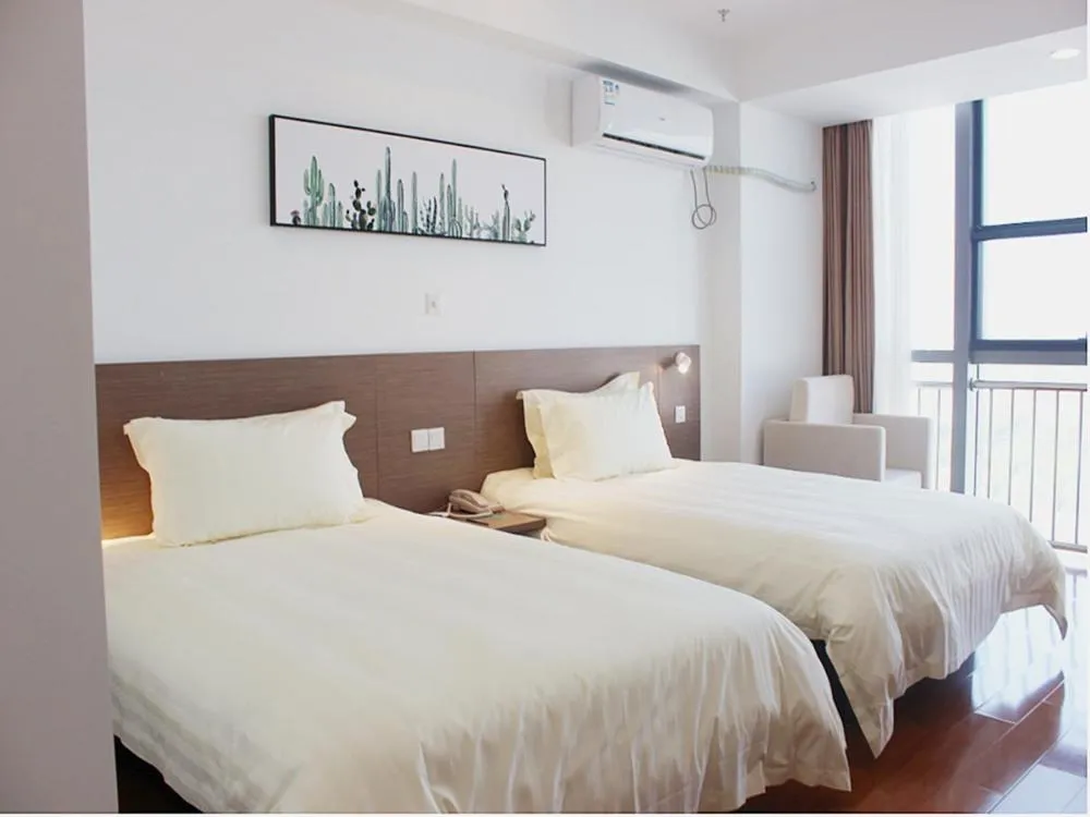 Bed in JinJiang Inn Fashion Zhenjiang Dagang Pingchang Road