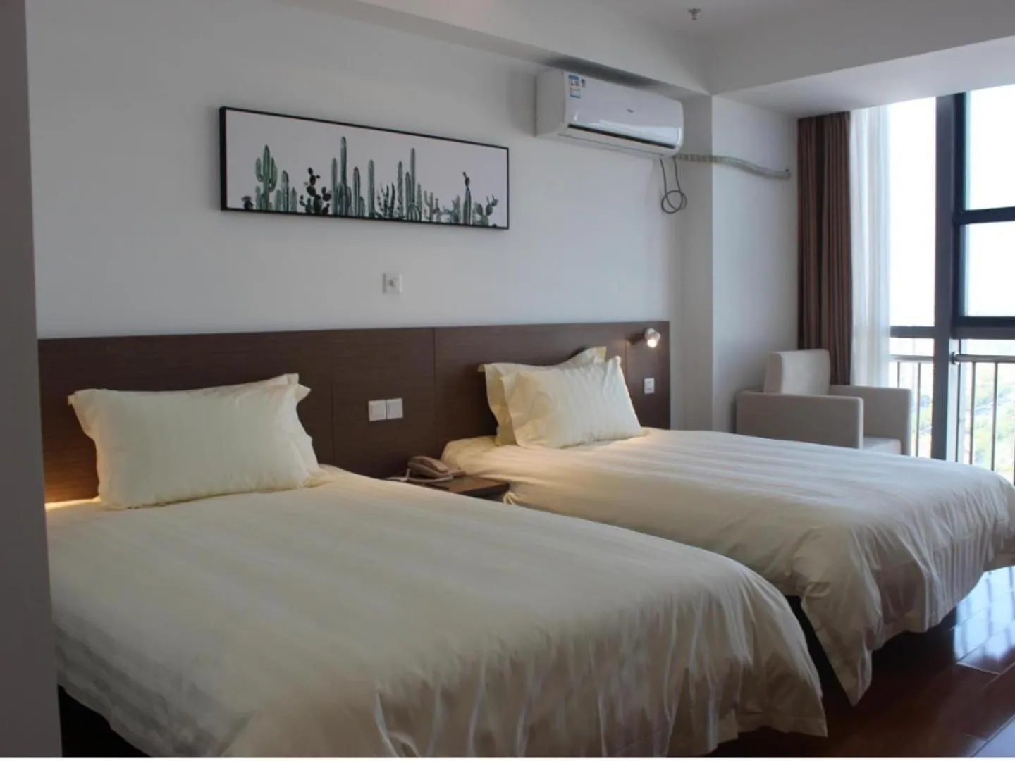 Bed in JinJiang Inn Fashion Zhenjiang Dagang Pingchang Road