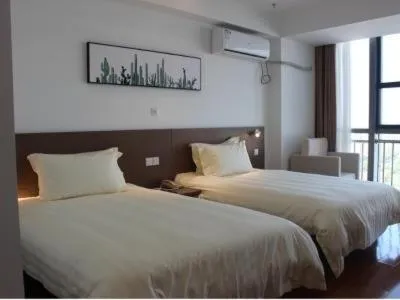 Bed in JinJiang Inn Fashion Zhenjiang Dagang Pingchang Road