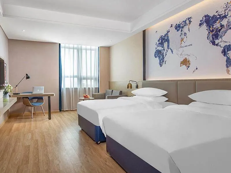 Bed in Kyriad Marvelous Hotel Huizhou Boluo Yuanzhou