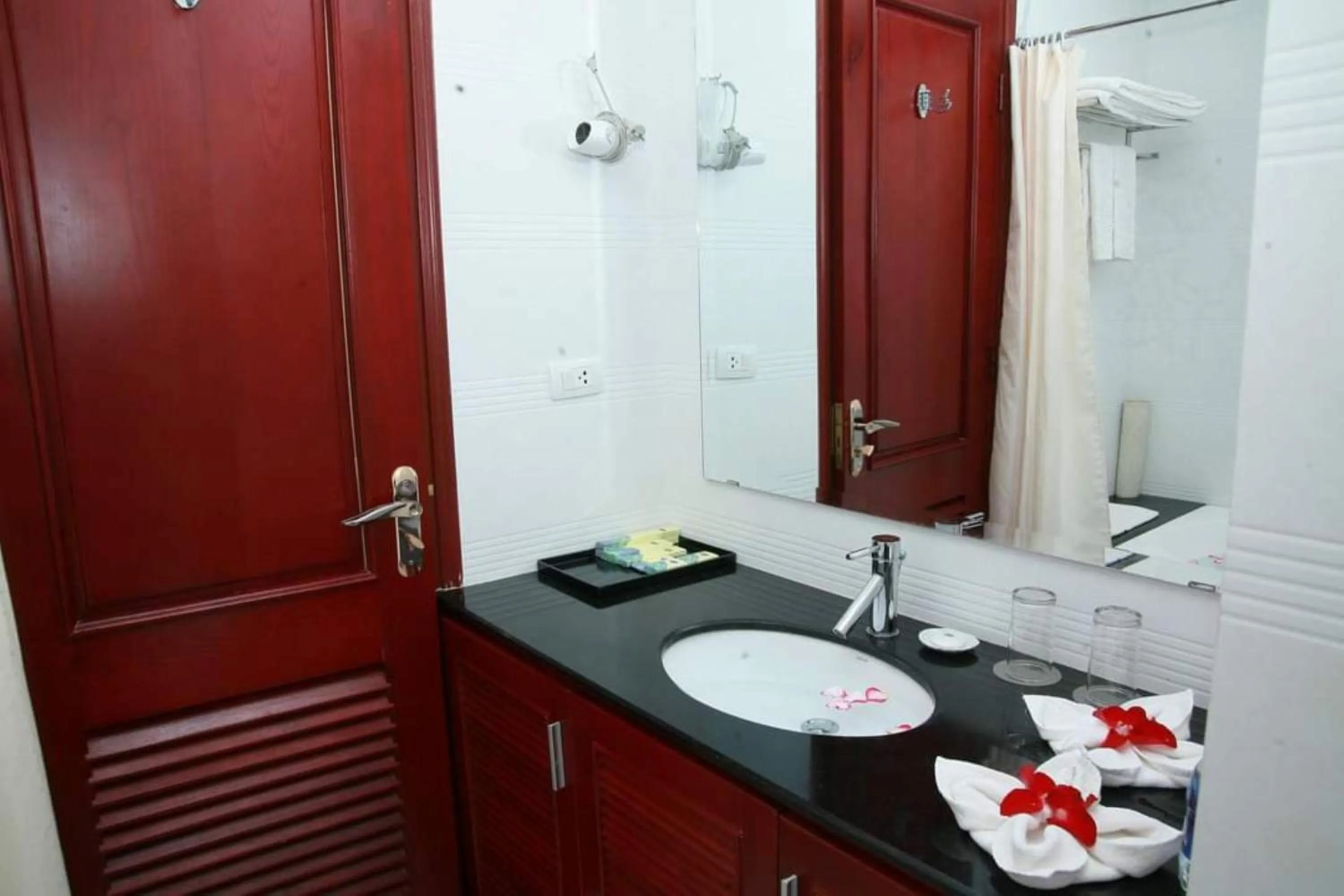 Bathroom in Hòa Nam Hotel