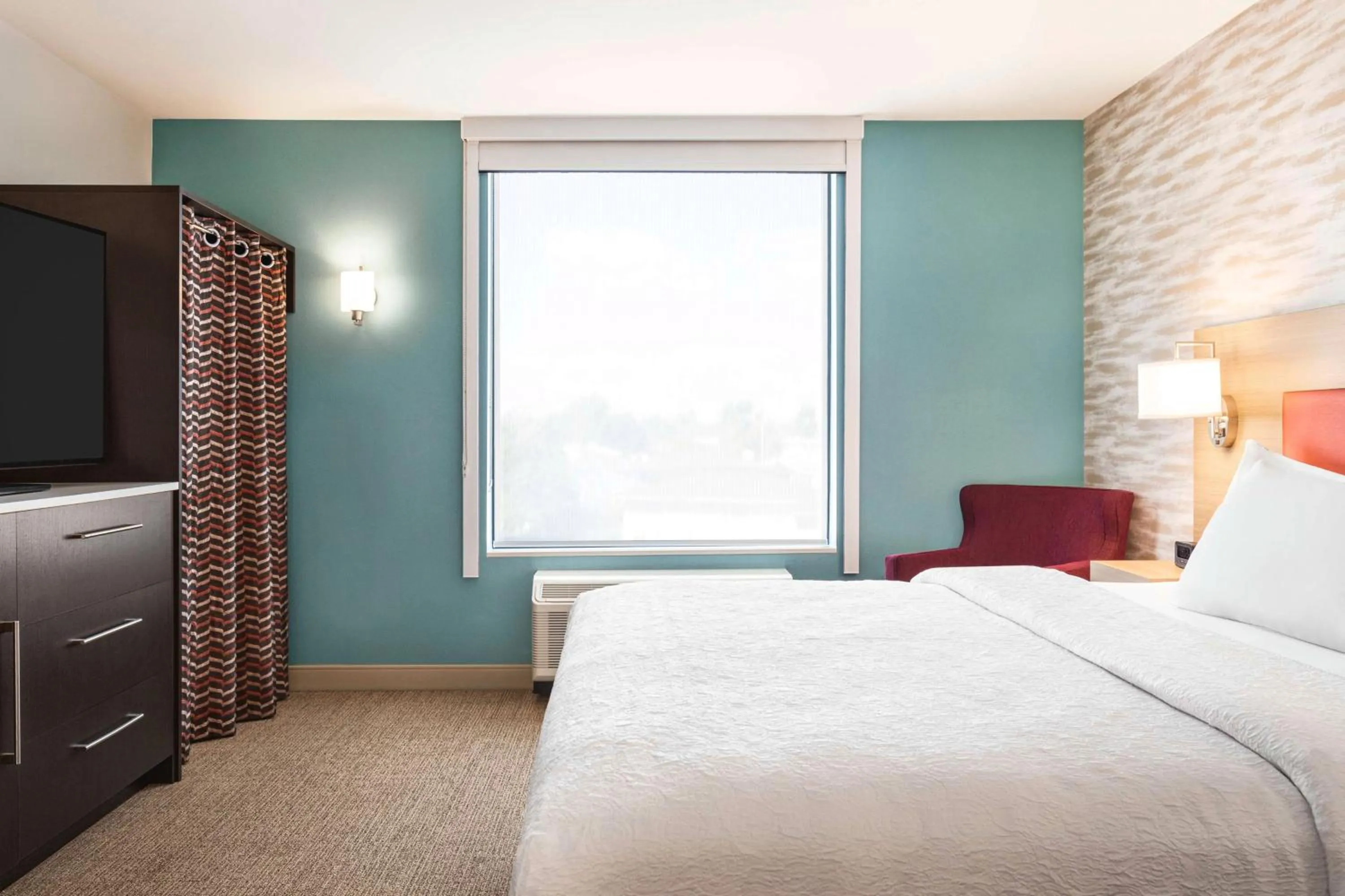 Living room, Bed in Home2 Suites By Hilton Cheyenne