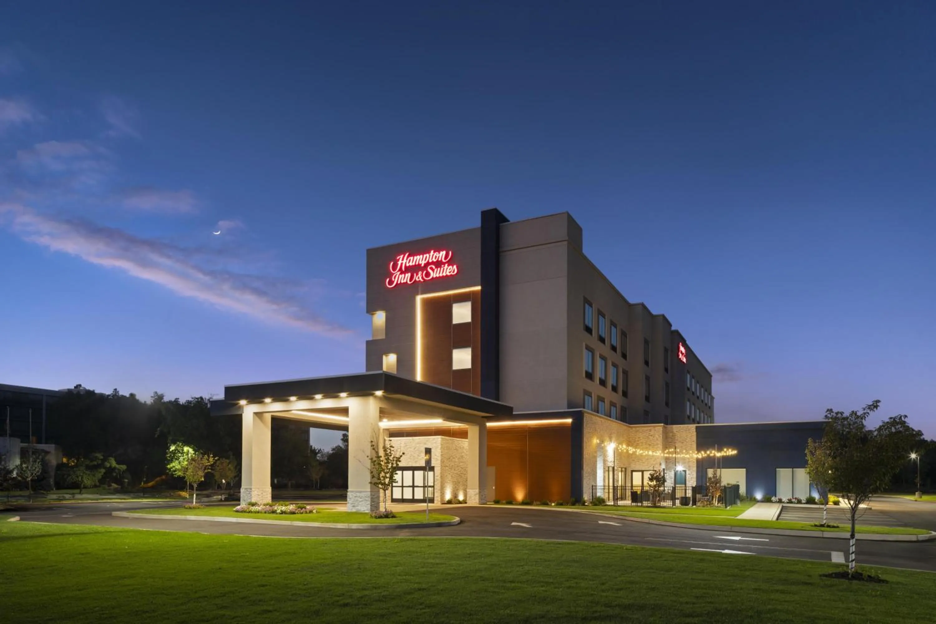 Property building in Hampton Inn & Suites Somerset