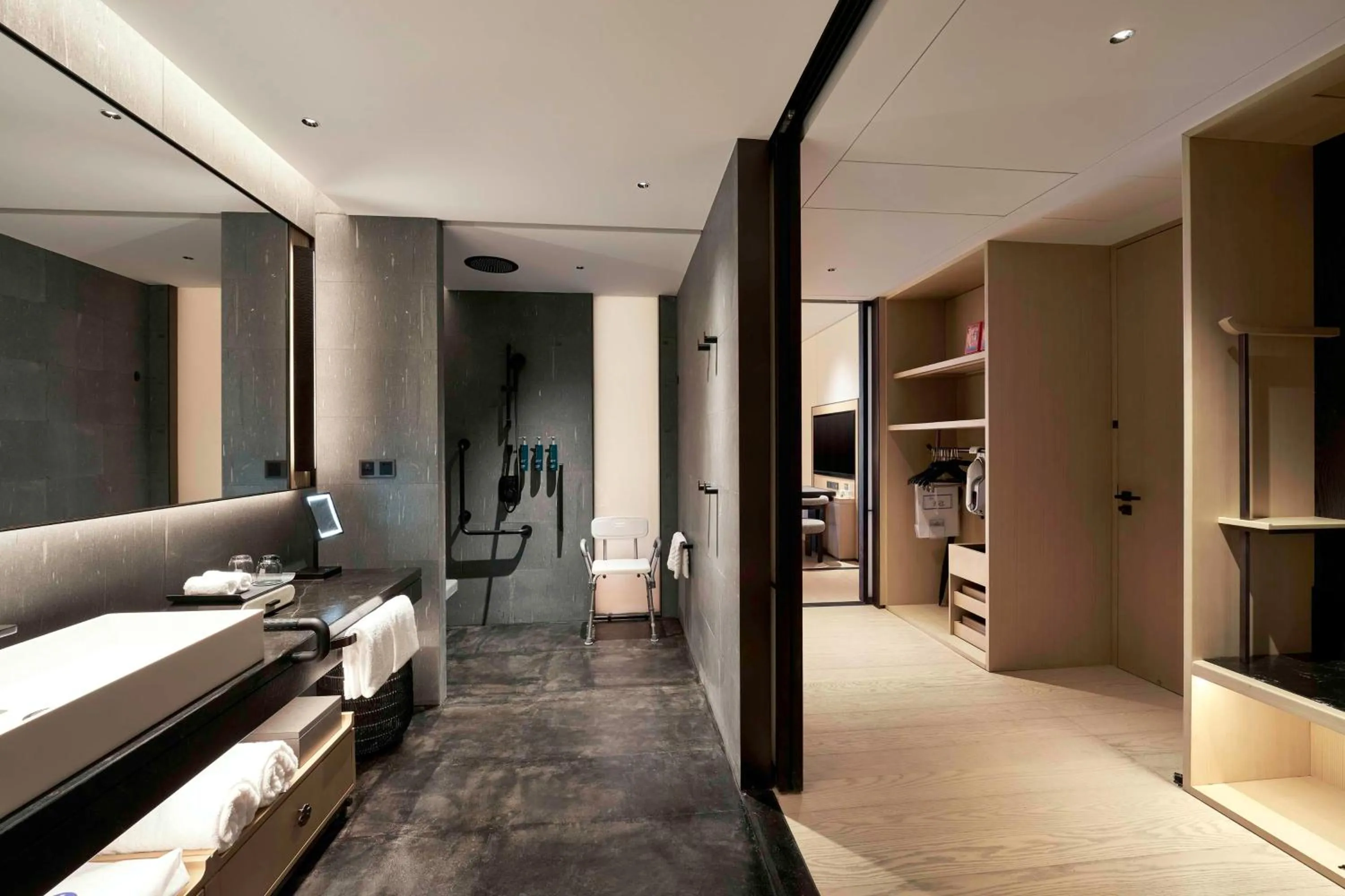 Photo of the whole room, Bed in Hilton Nanjing Niushoushan