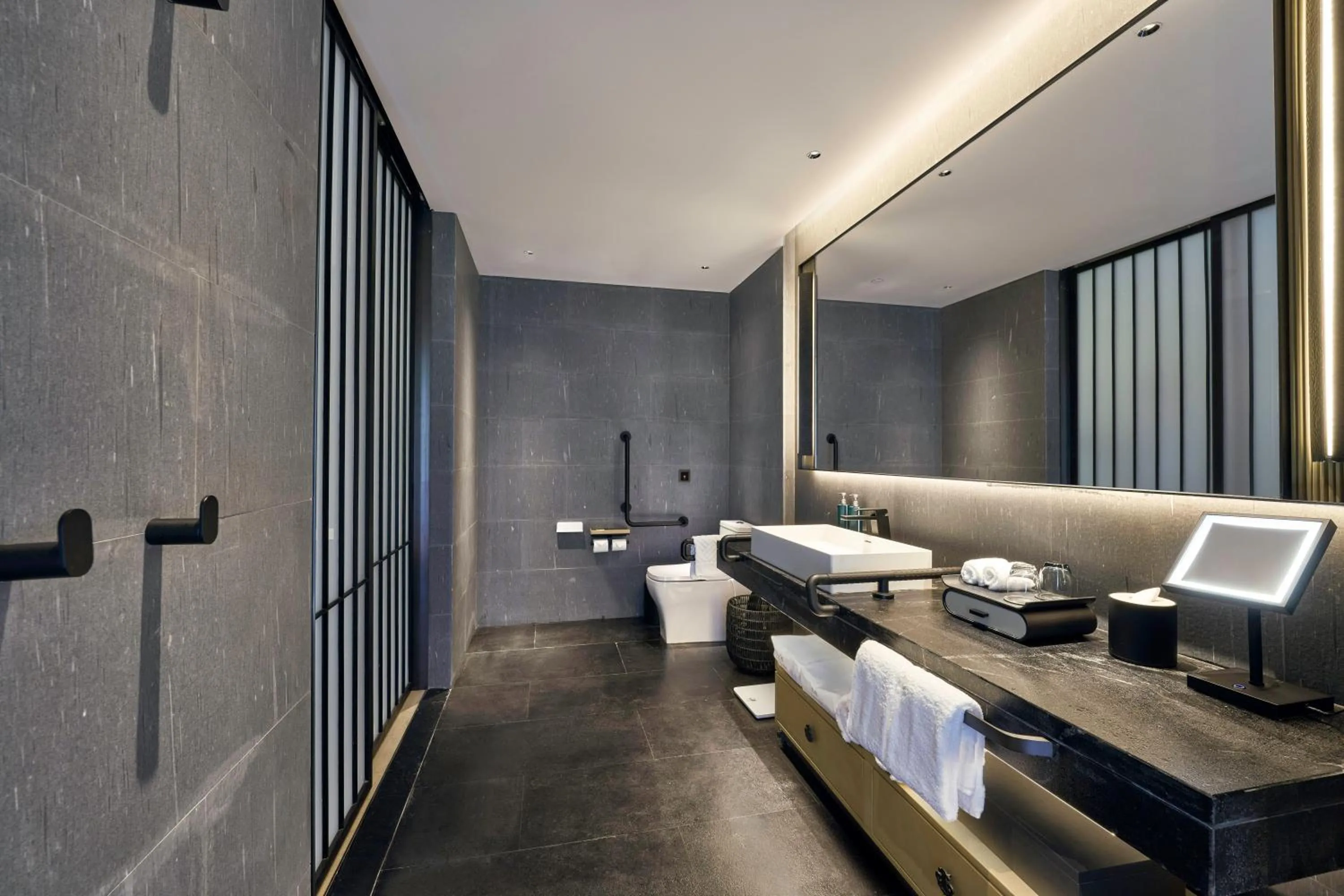 Bathroom, Bed in Hilton Nanjing Niushoushan