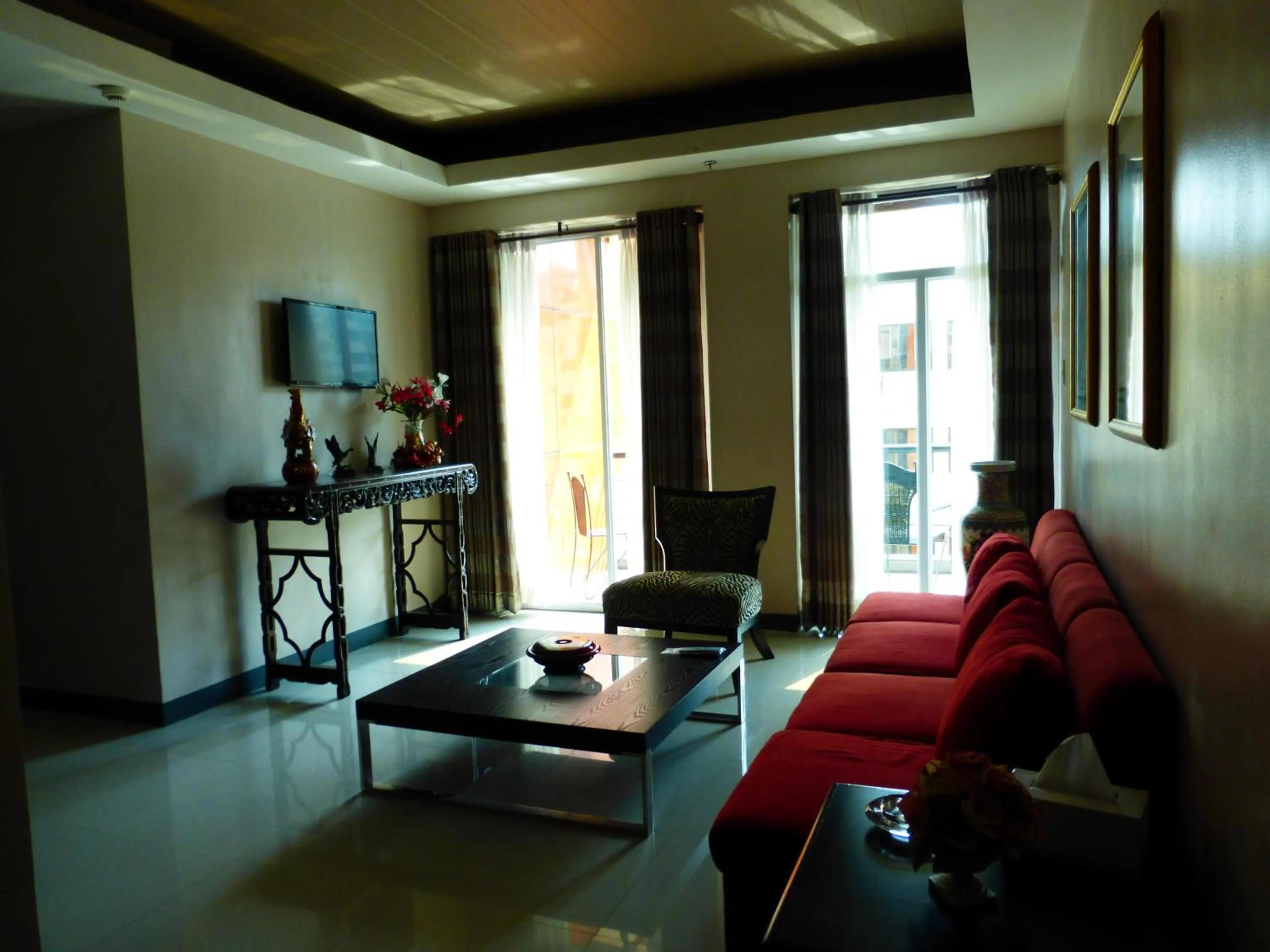 Living room in Silver Oaks Suites & Hotel