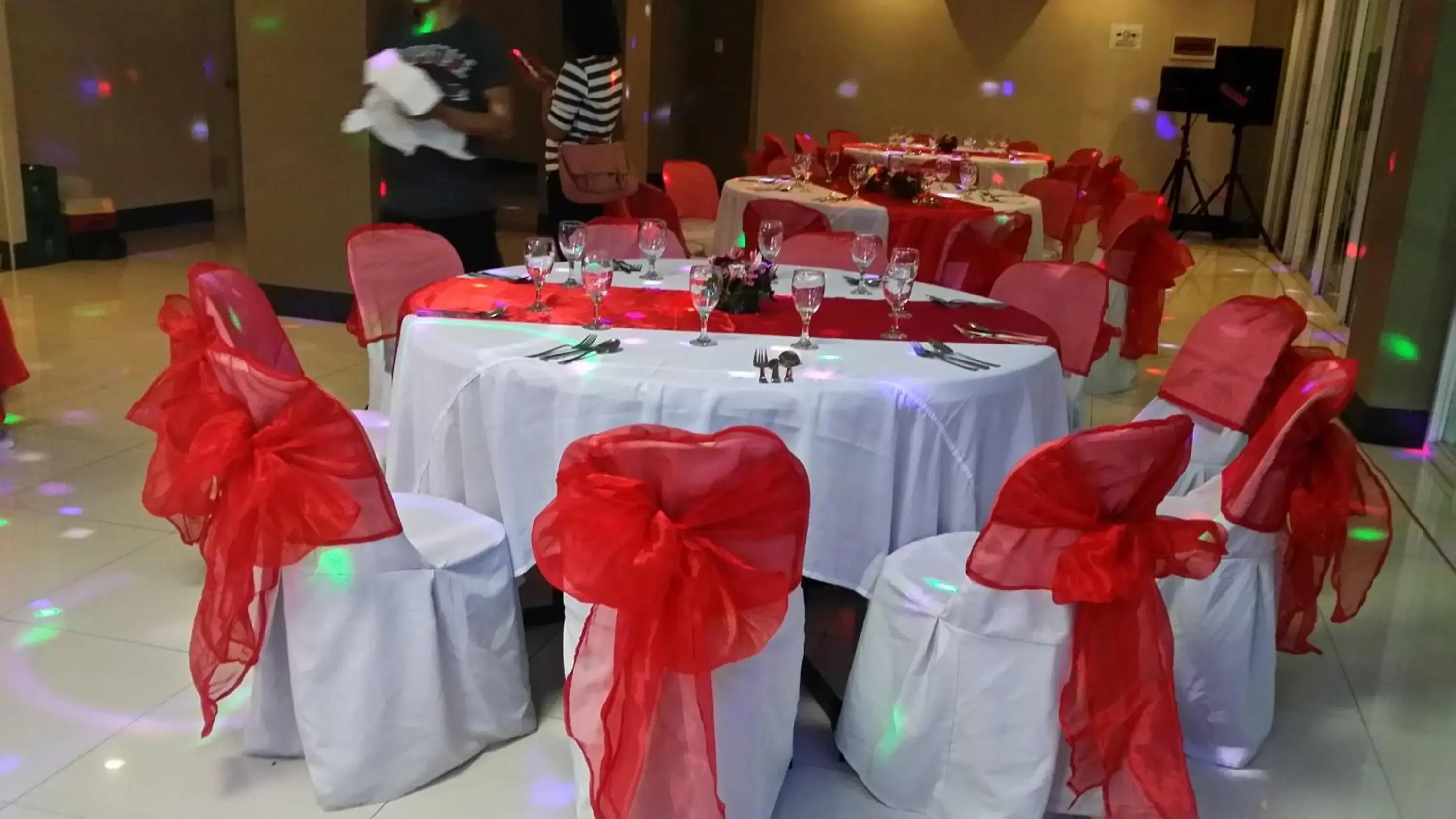 Restaurant/places to eat in Silver Oaks Suites & Hotel Restaurant/places to eat in Silver Oaks Suites & Hotel