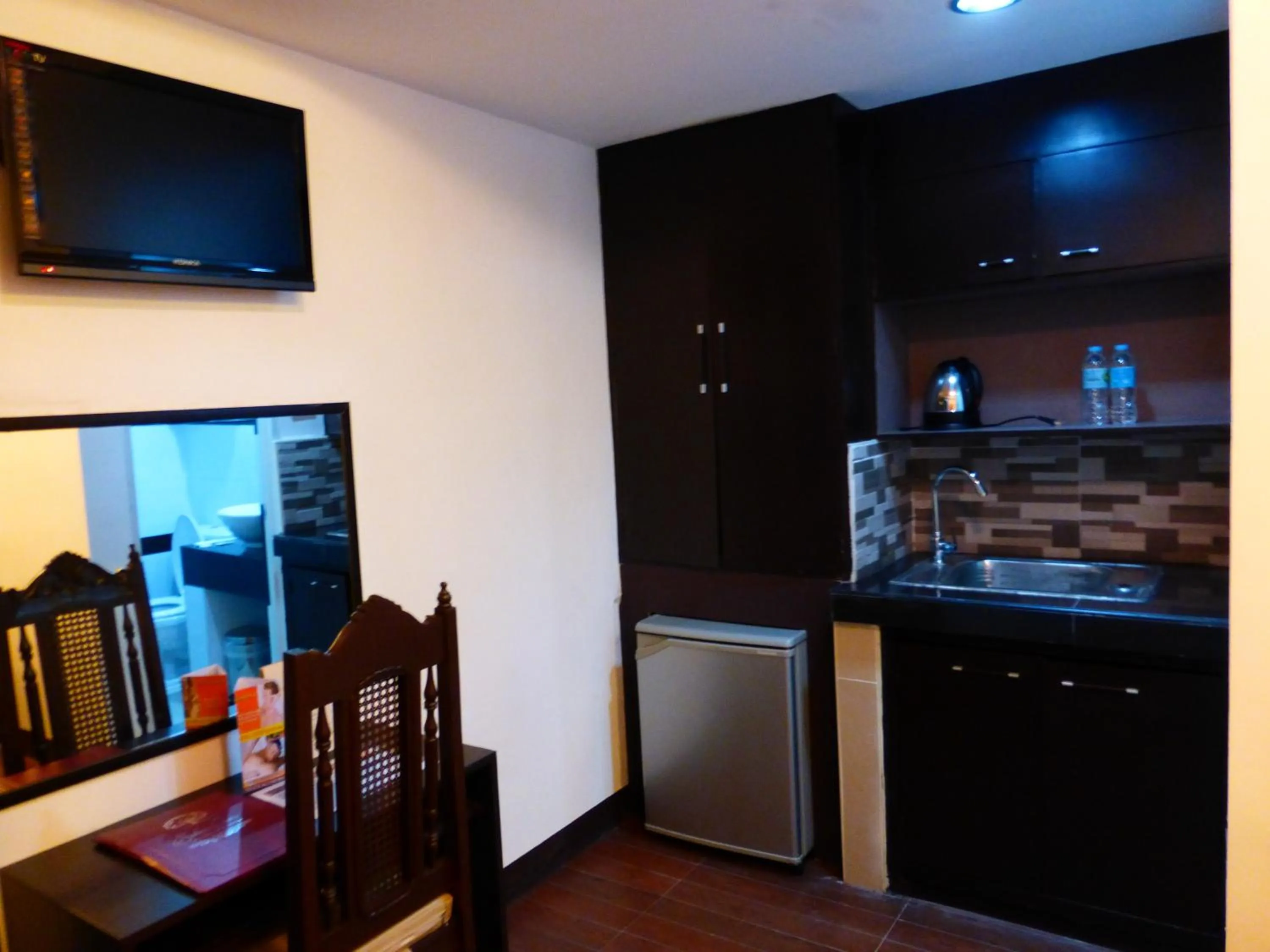 Kitchen or kitchenette in Silver Oaks Suites & Hotel