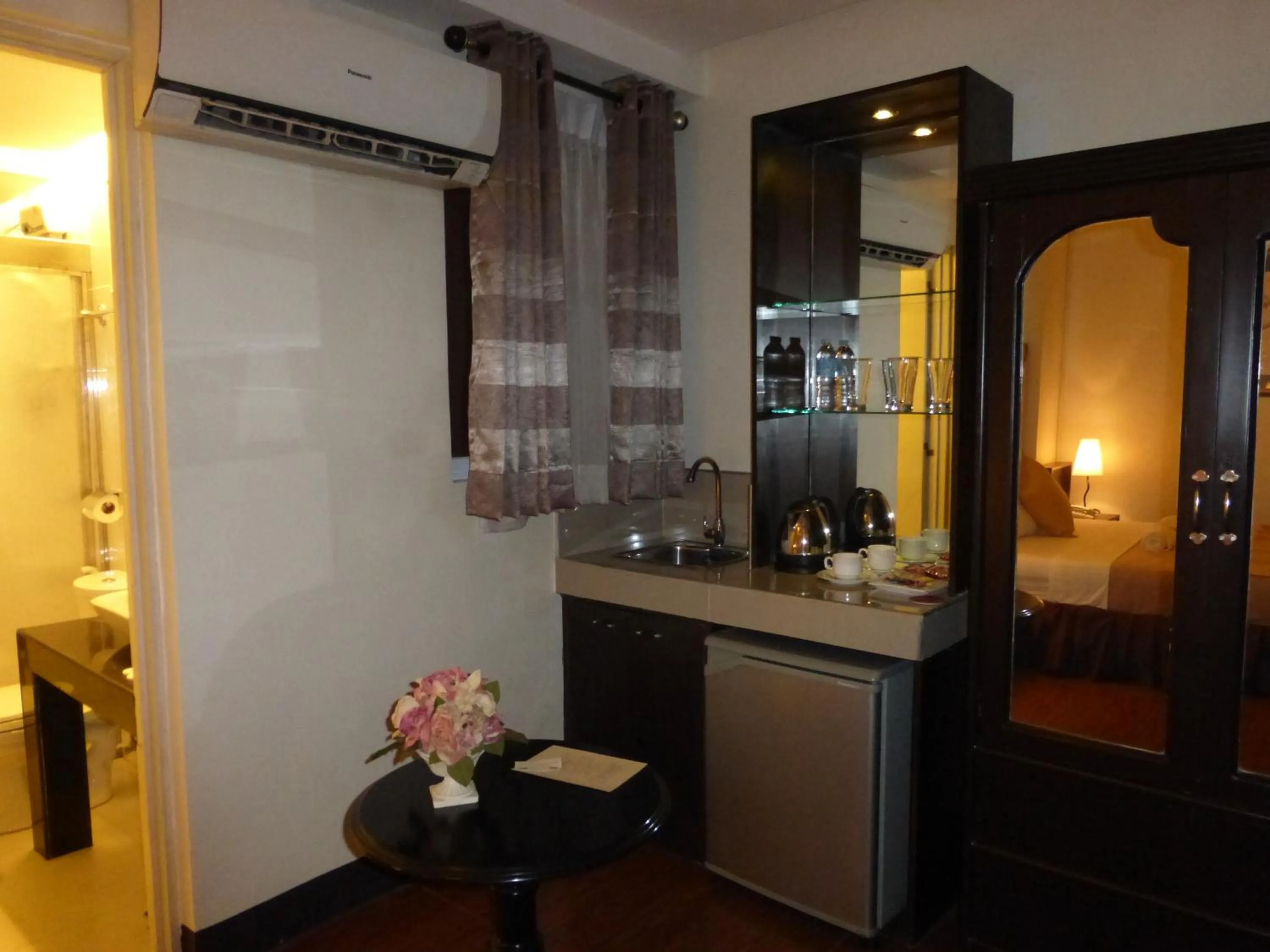Kitchen or kitchenette in Silver Oaks Suites & Hotel