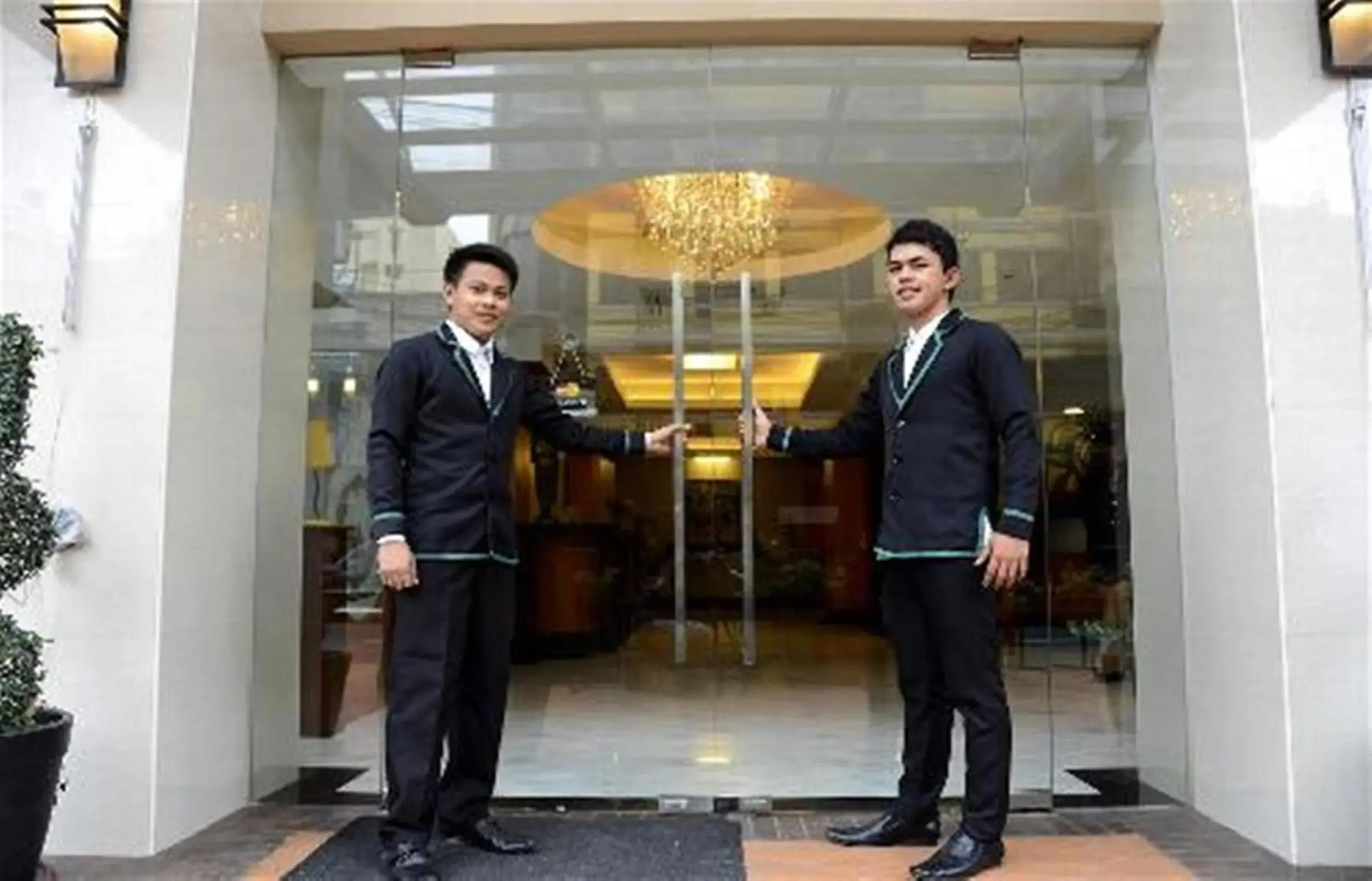 Facade/entrance in Silver Oaks Suites & Hotel Facade/entrance in Silver Oaks Suites & Hotel