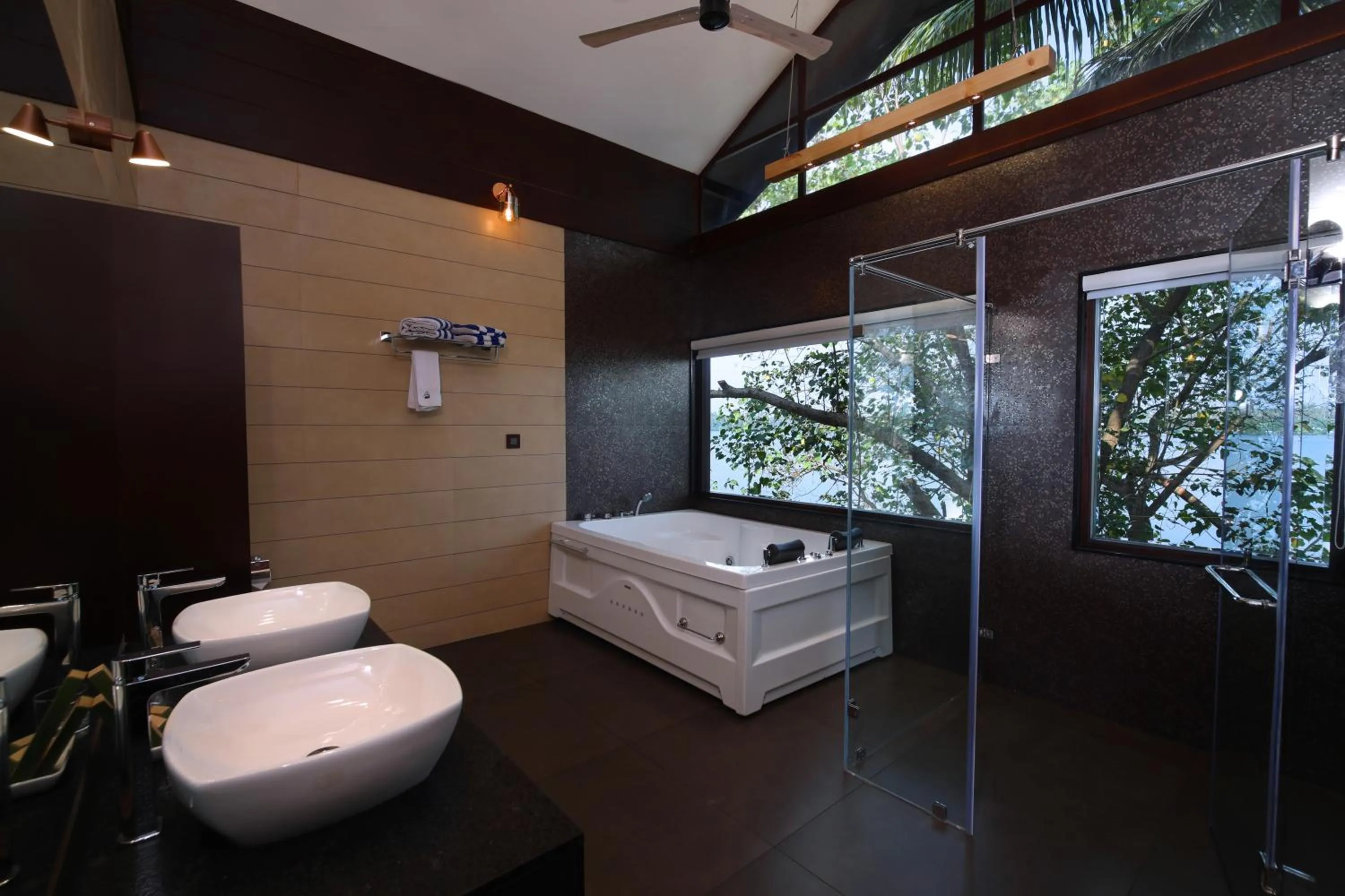 Shower, Bed in Maliekal Heritance Cherai Beach Cochin