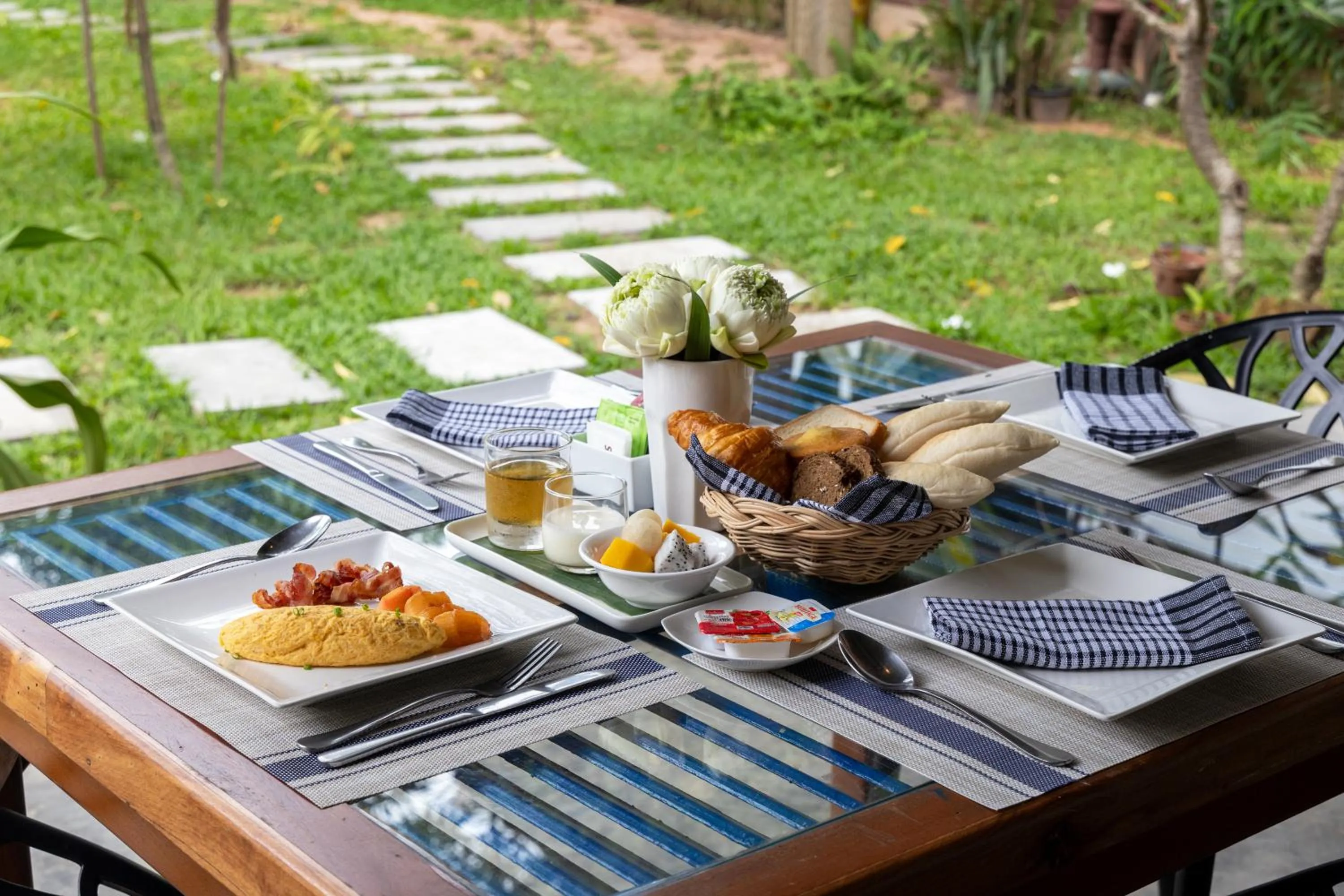 Food and drinks in Atoh's Maison