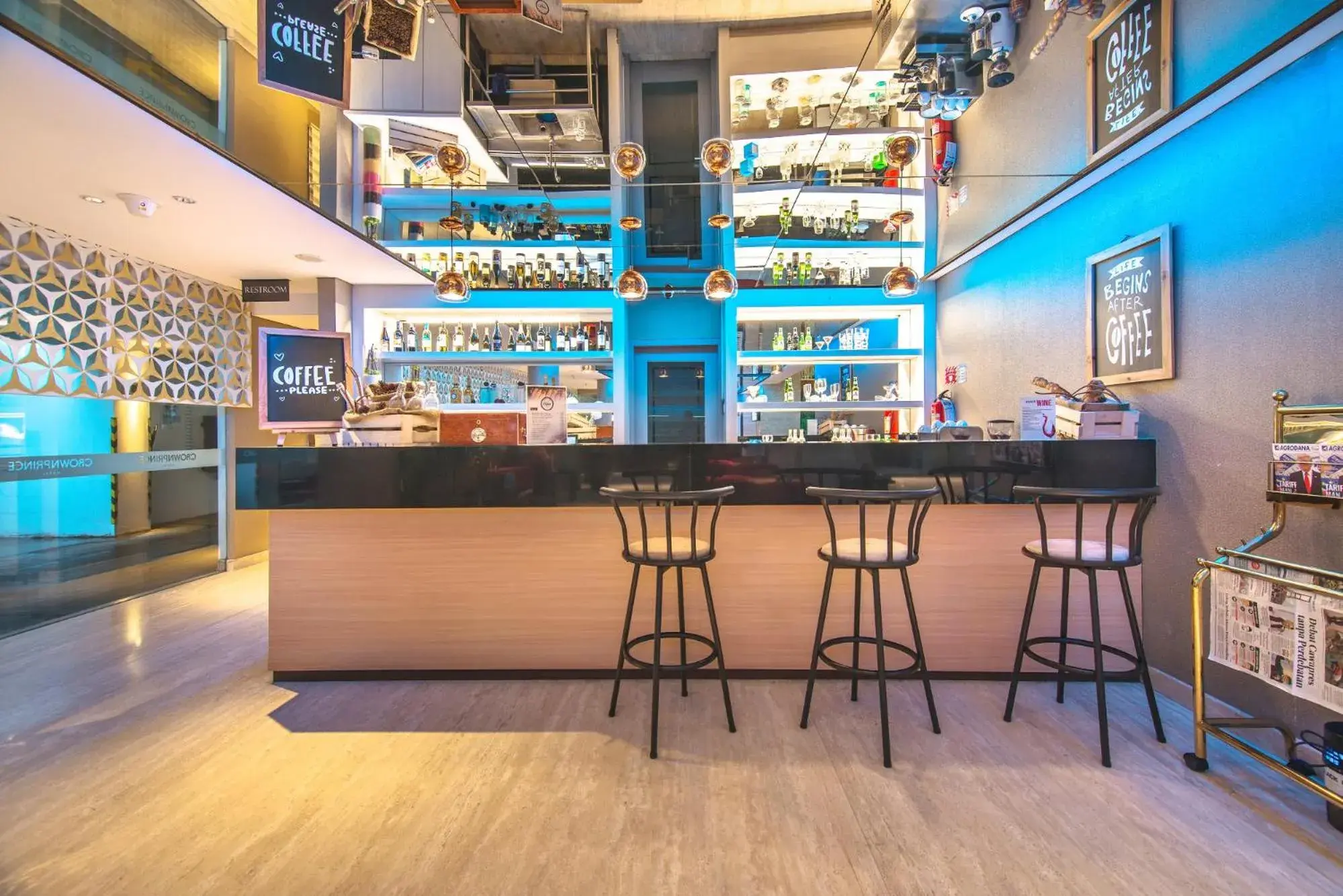 Lounge or bar in CROWN PRINCE Hotel Surabaya Managed by Midtown Indonesia Lounge or bar in CROWN PRINCE Hotel Surabaya Managed by Midtown Indonesia