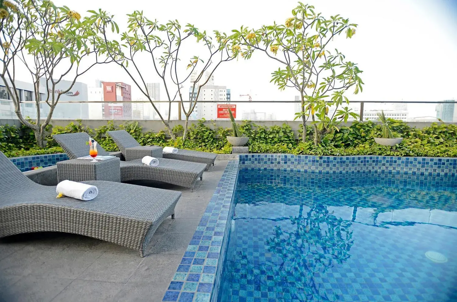 Swimming pool in CROWN PRINCE Hotel Surabaya Managed by Midtown Indonesia Swimming pool in CROWN PRINCE Hotel Surabaya Managed by Midtown Indonesia