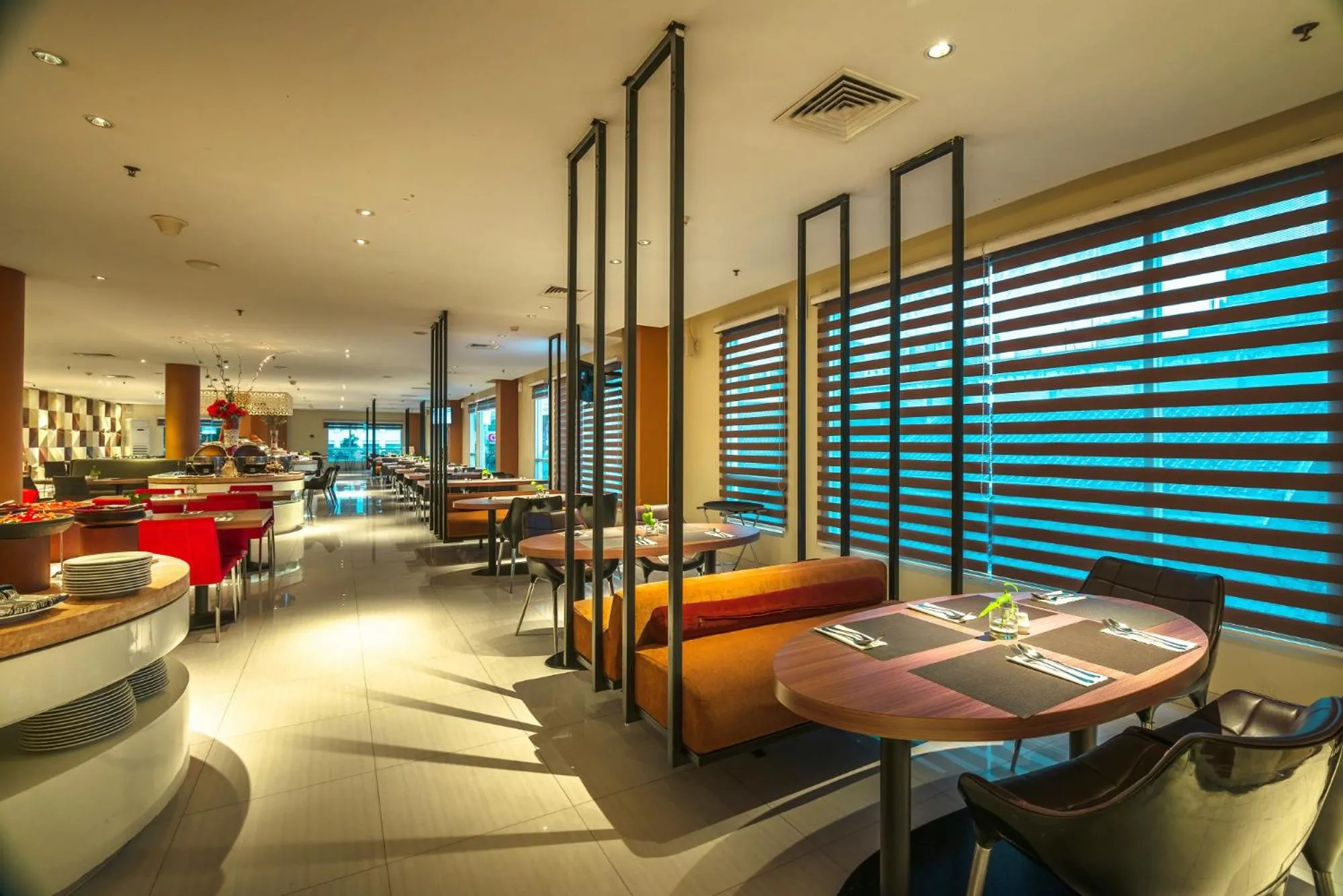 Restaurant/places to eat in CROWN PRINCE Hotel Surabaya Managed by Midtown Indonesia