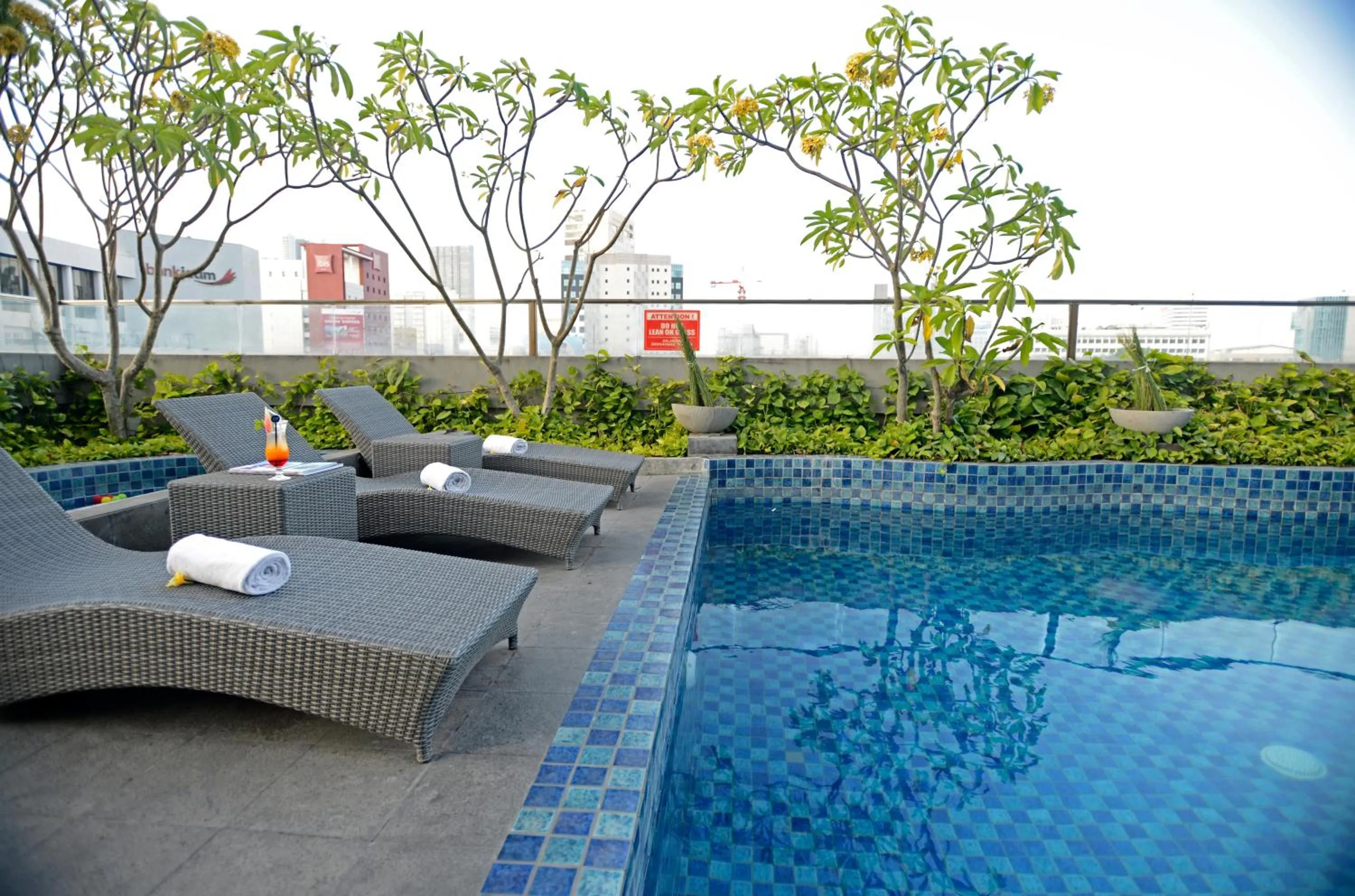 Swimming pool in CROWN PRINCE Hotel Surabaya Managed by Midtown Indonesia