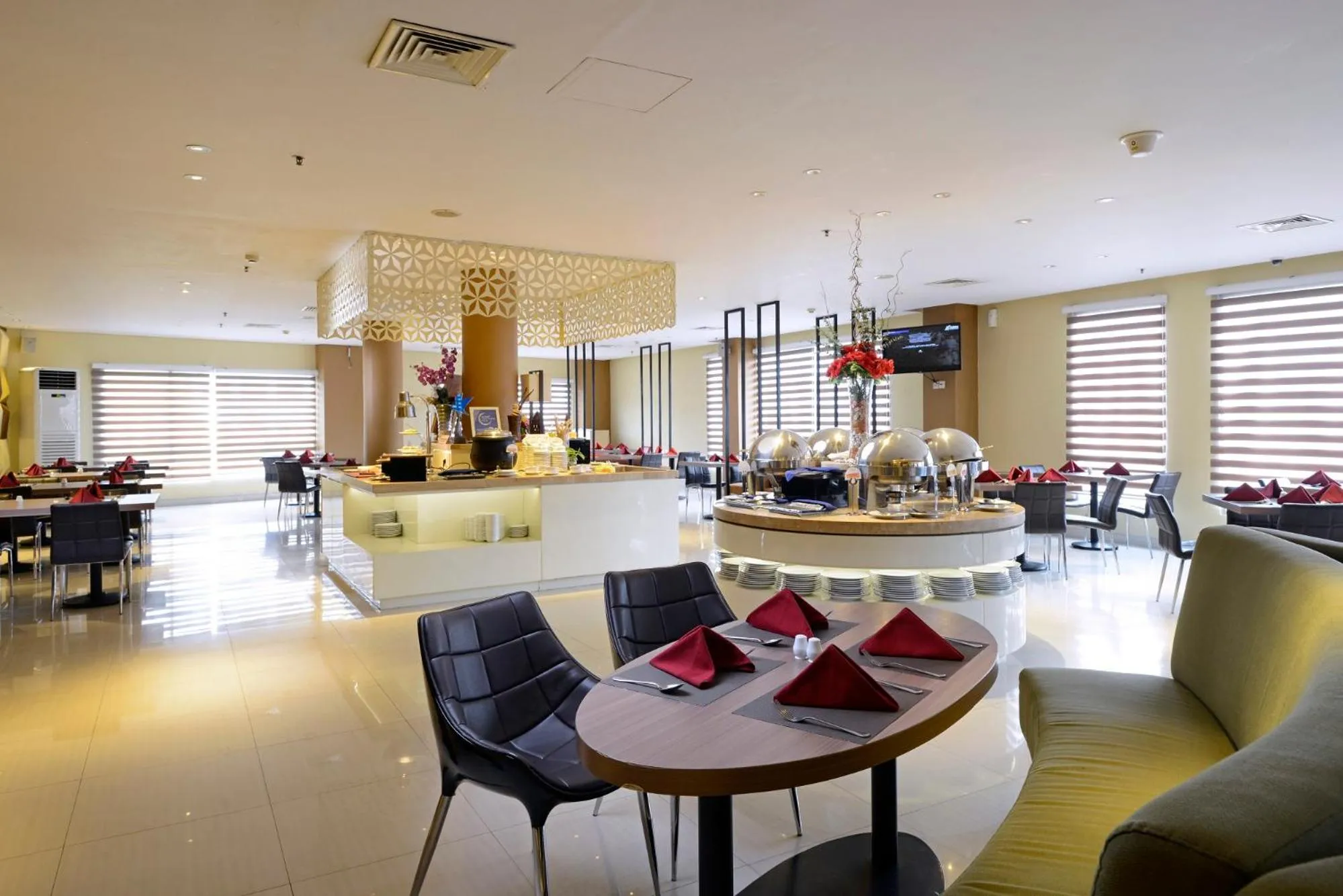Restaurant/places to eat in CROWN PRINCE Hotel Surabaya Managed by Midtown Indonesia