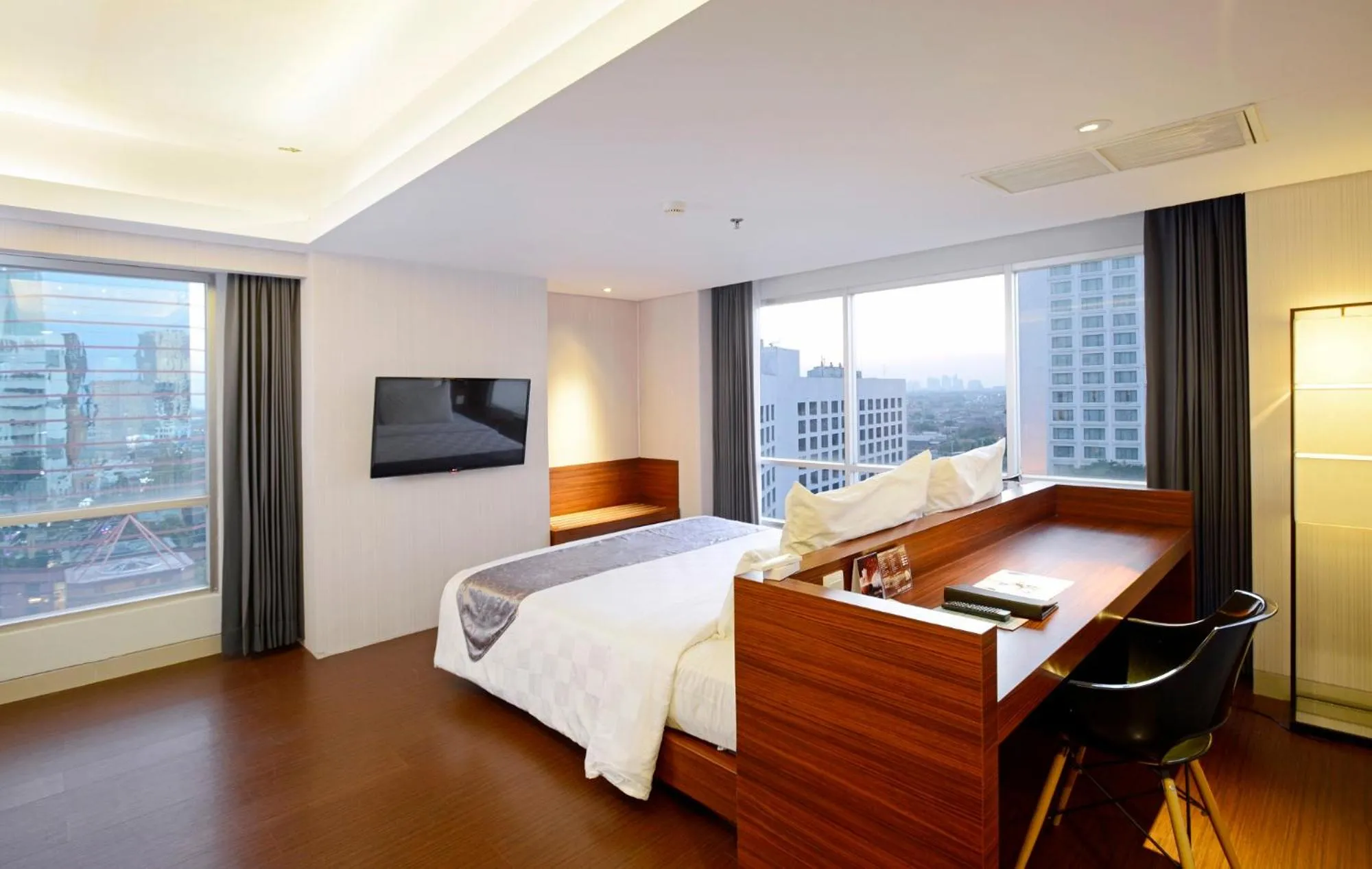 Bed in CROWN PRINCE Hotel Surabaya Managed by Midtown Indonesia