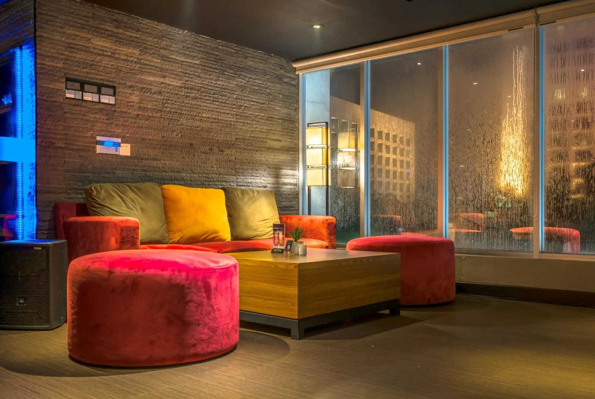 Communal lounge/ TV room in CROWN PRINCE Hotel Surabaya Managed by Midtown Indonesia