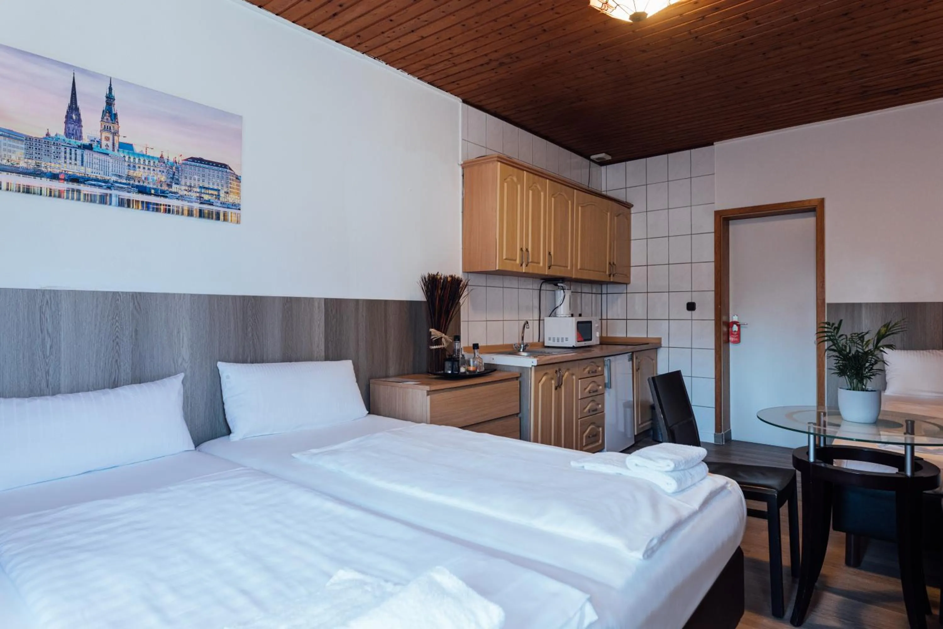 Bed in Hotel Hanseat Hamburg - Free Parking